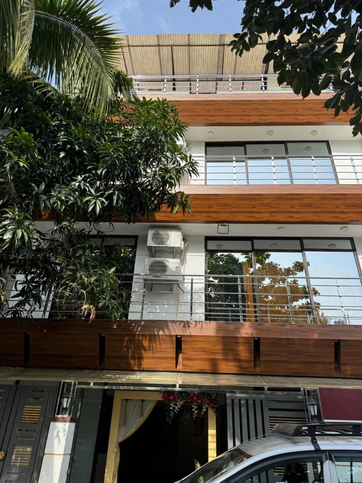 Apartment Luxurious 4bhk In Kandivli Spacious Scenic And Family Friendly