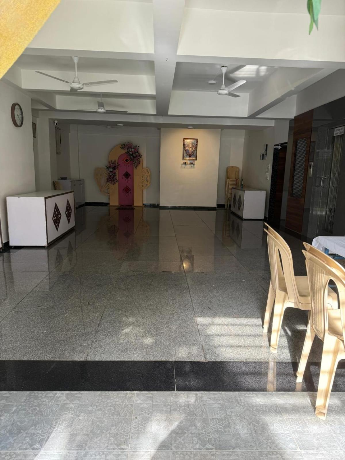 Luxurious 4bhk In Kandivli Spacious Scenic And Family Friendly Apartment *