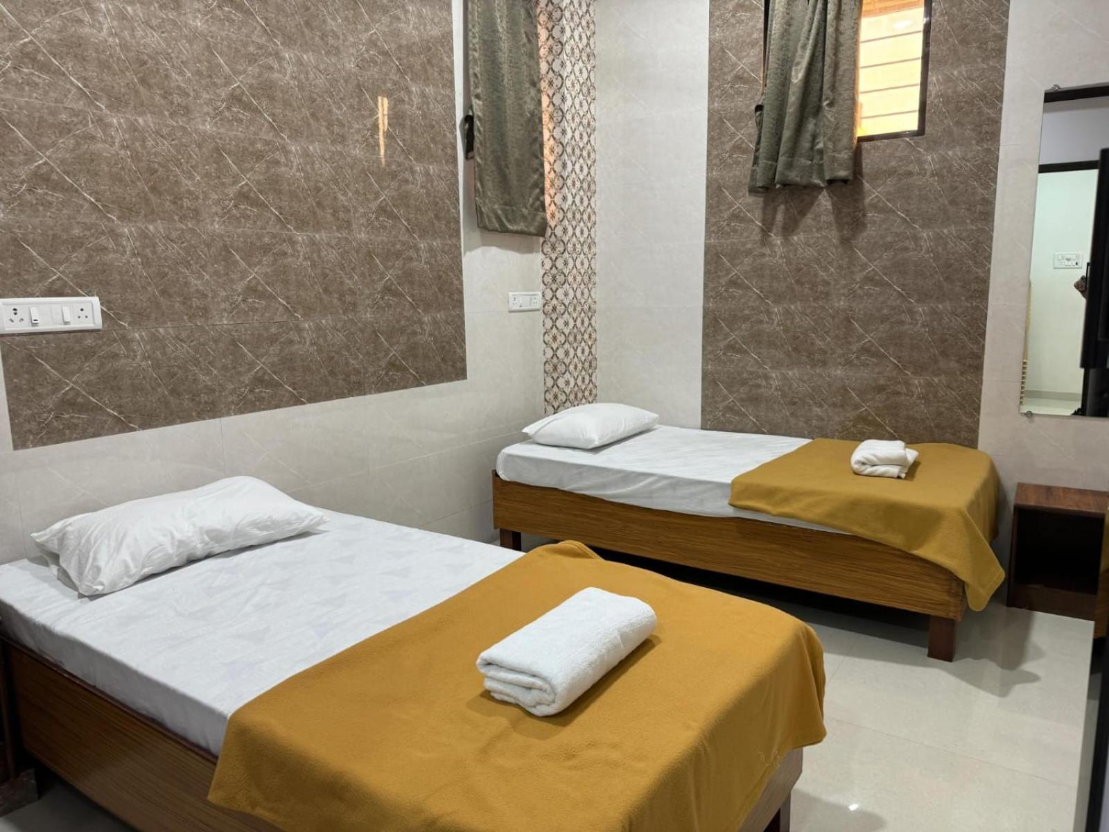 Luxurious 4bhk In Kandivli Spacious Scenic And Family Friendly * Mumbai