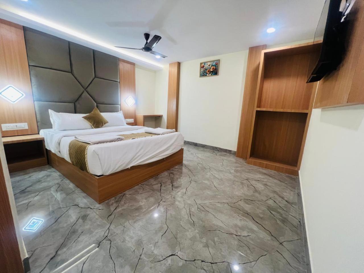Hotel Hotel Crystal Castle Goregaon West Link Road, Mumbai