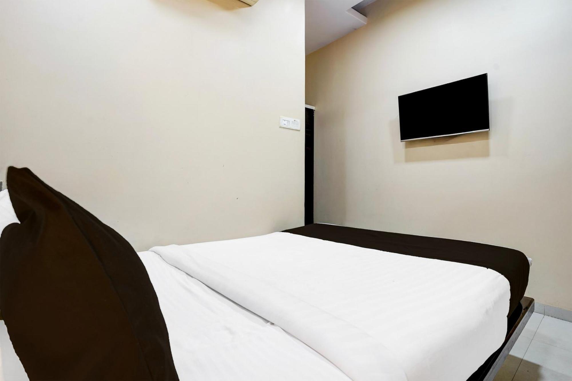Hotel Super Collection O Airport Metro Andheri East 3*