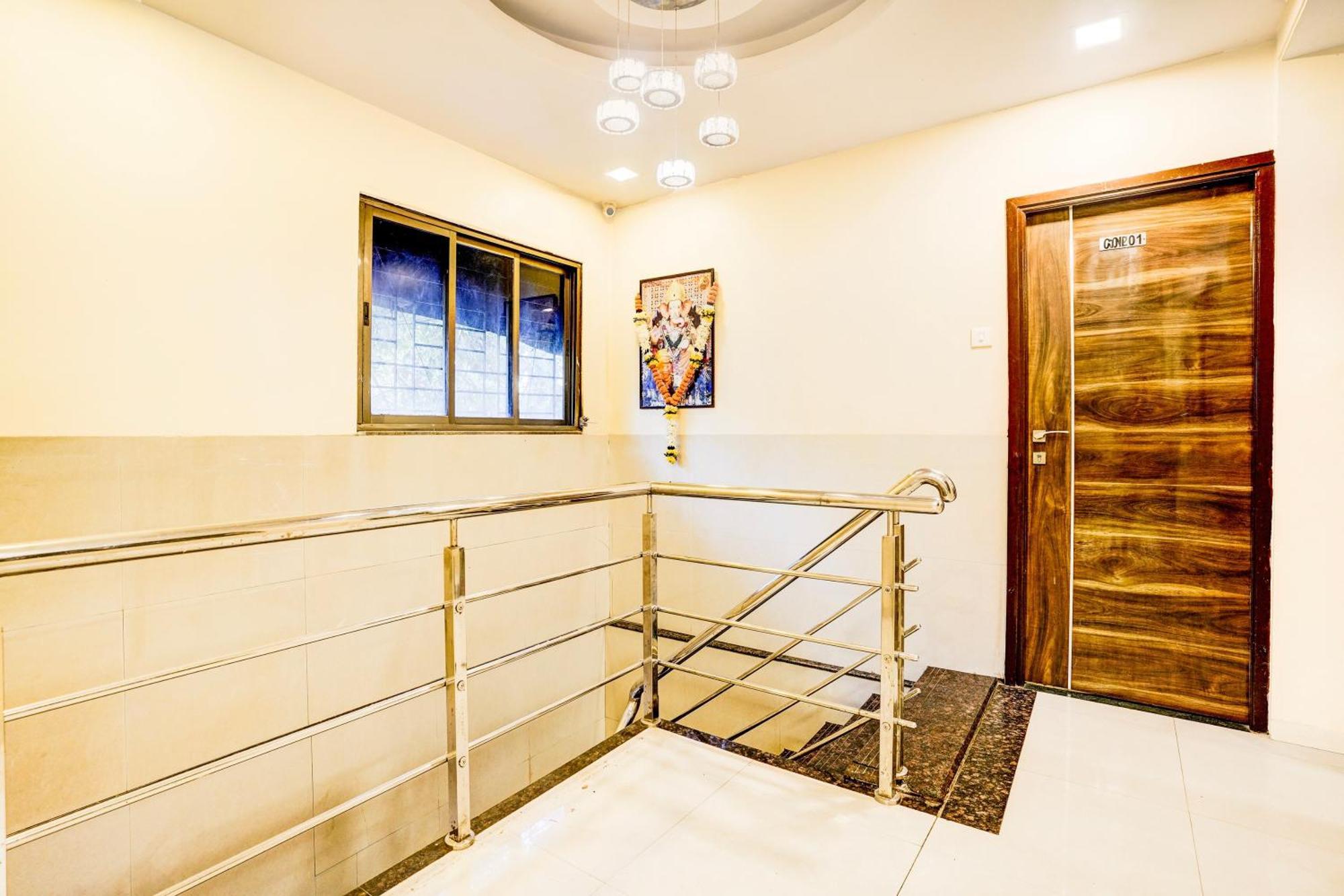 Hotel Super Collection O Airport Metro Andheri East 3*