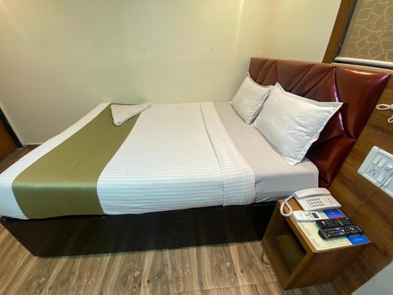 Deluxe - Near Kokilaben Dhirubhai Ambani Hospital 3*