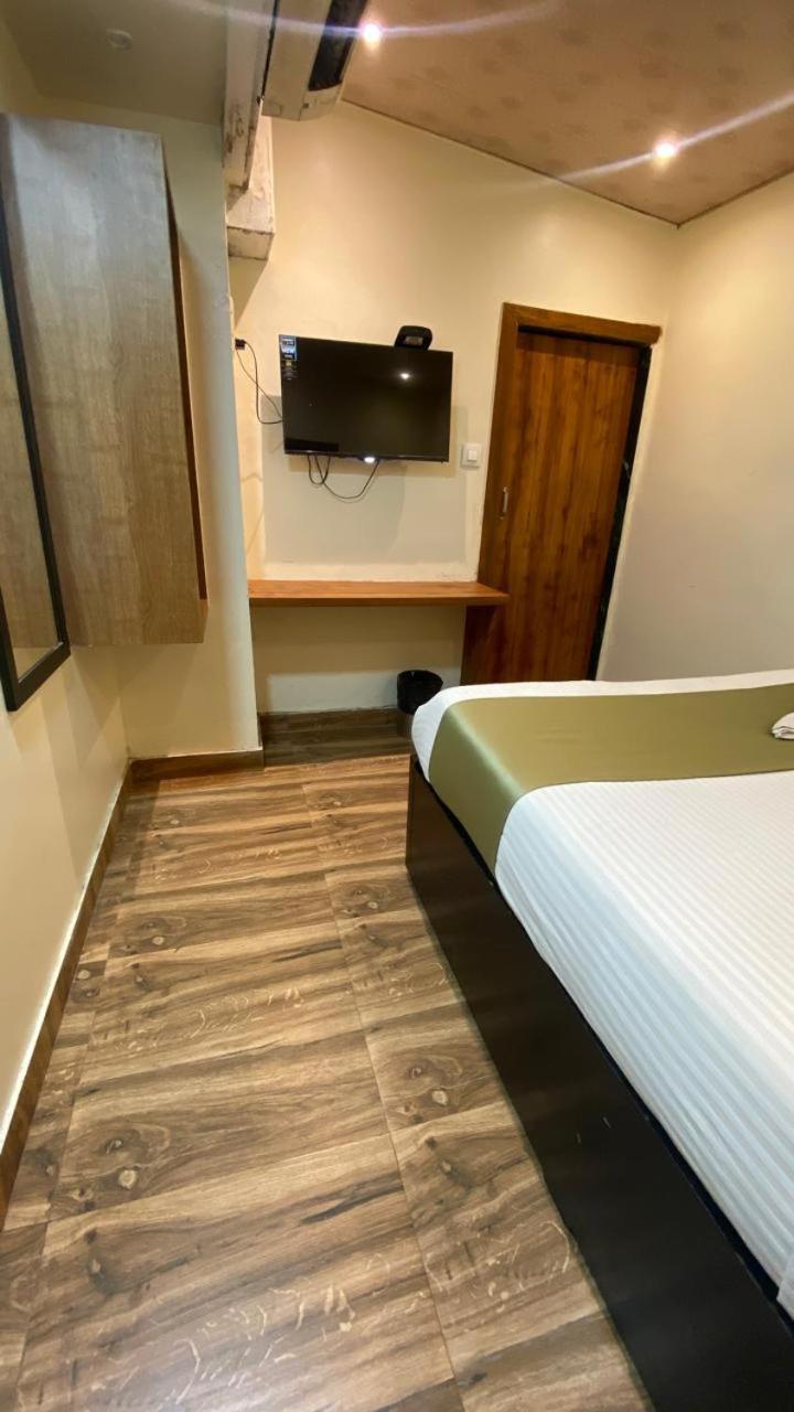 Hotel Deluxe - Near Kokilaben Dhirubhai Ambani Hospital 3*
