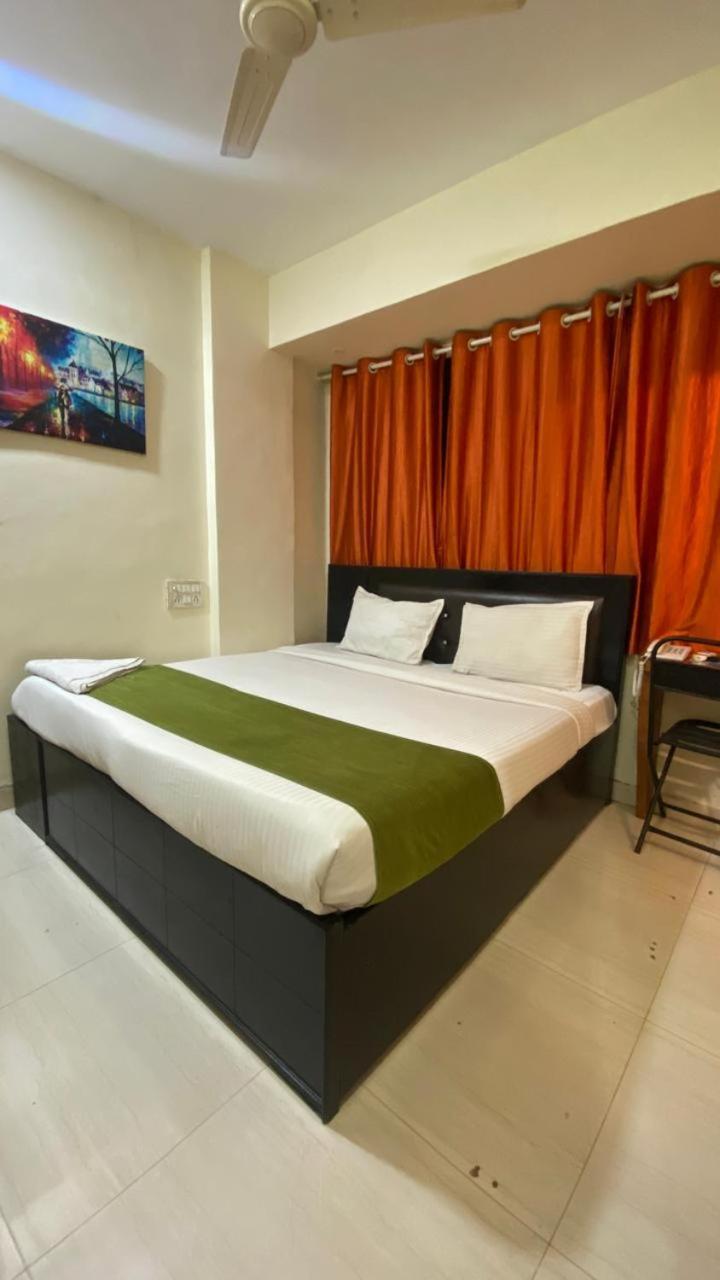 Hotel Deluxe - Near Kokilaben Dhirubhai Ambani Hospital