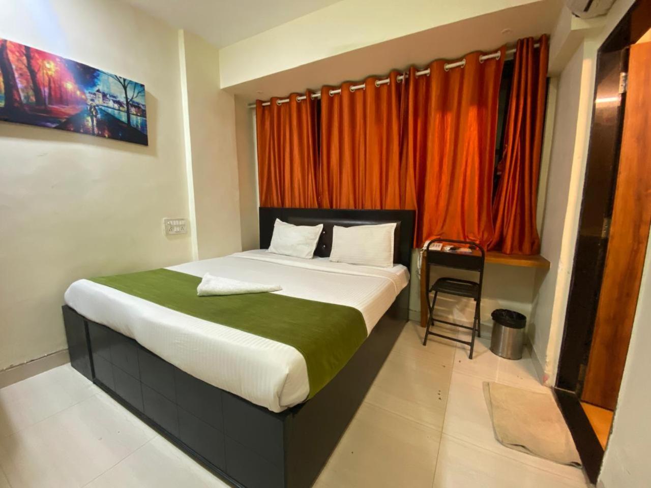 Hotel Deluxe - Near Kokilaben Dhirubhai Ambani Hospital Mumbai
