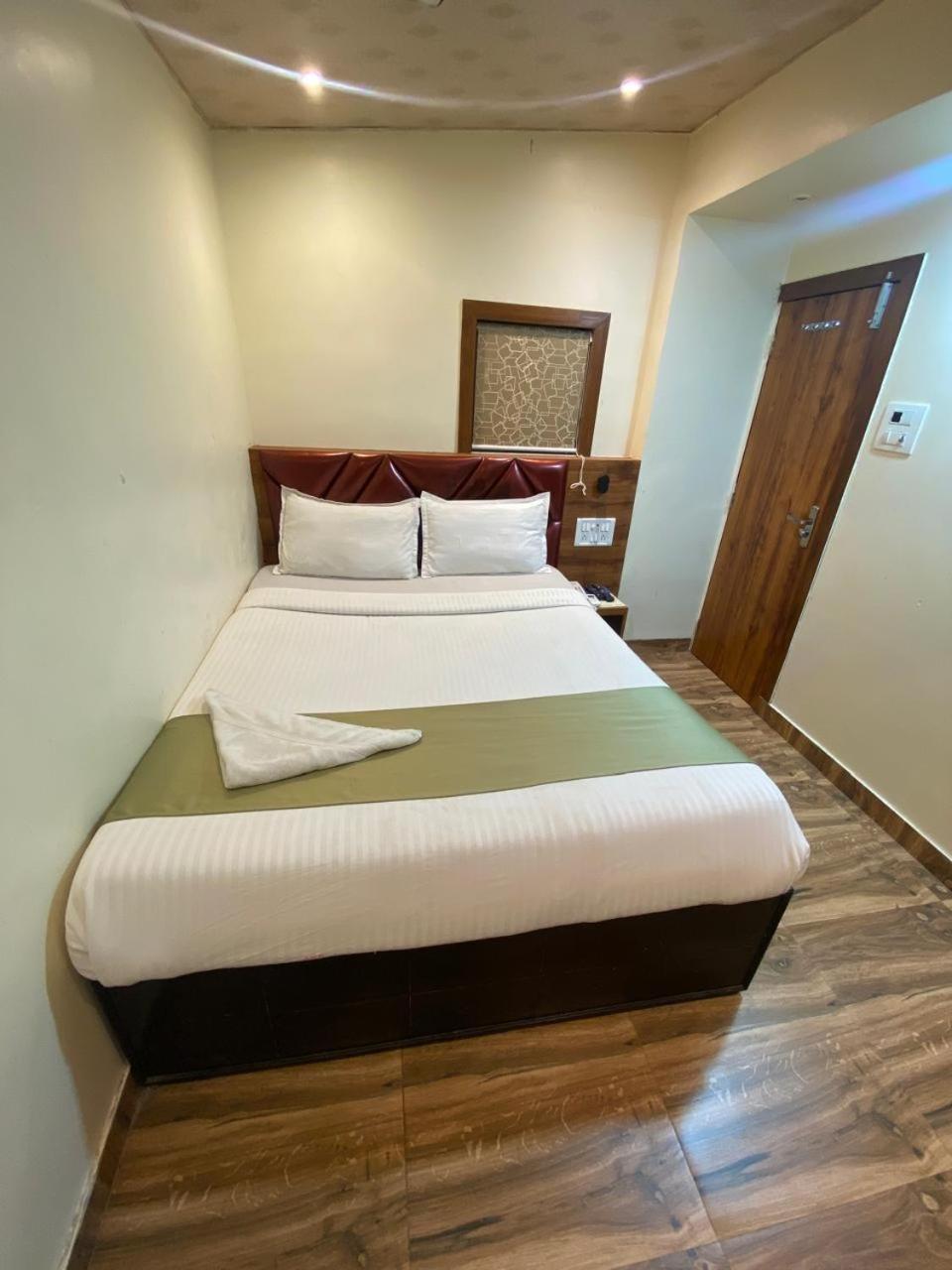 Deluxe - Near Kokilaben Dhirubhai Ambani Hospital 3*