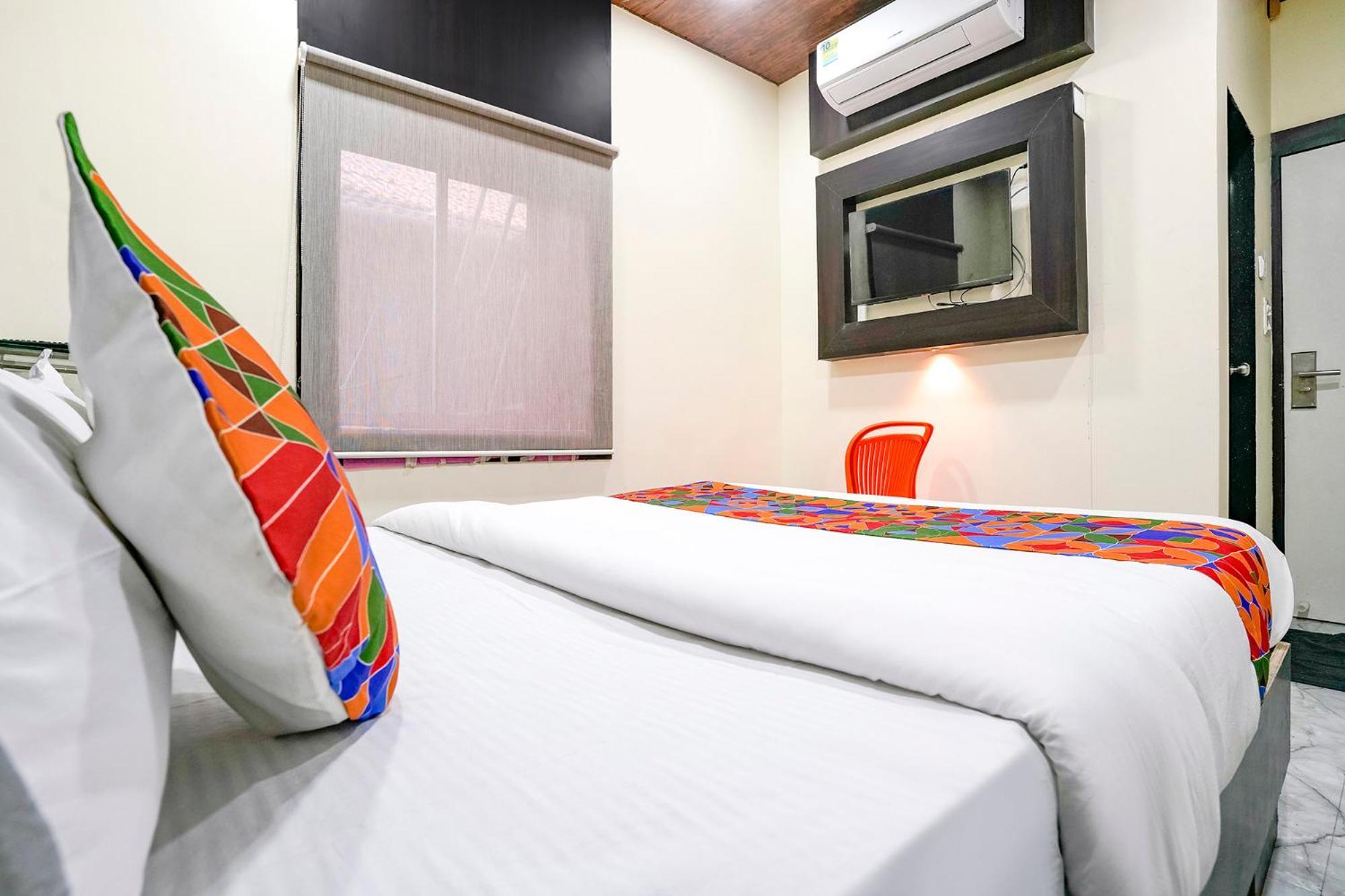 Fabexpress Gulshan Grand - Nr Gateway Of India Hotel