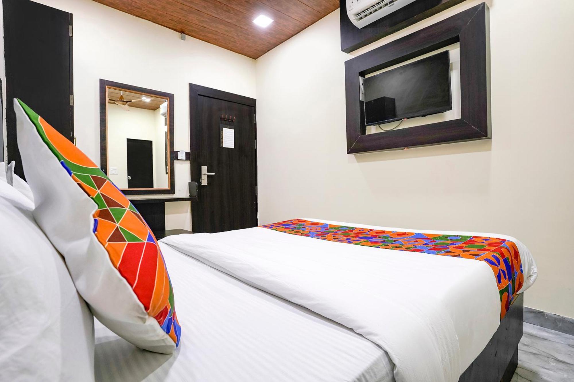 Fabexpress Gulshan Grand - Nr Gateway Of India Hotel Mumbai