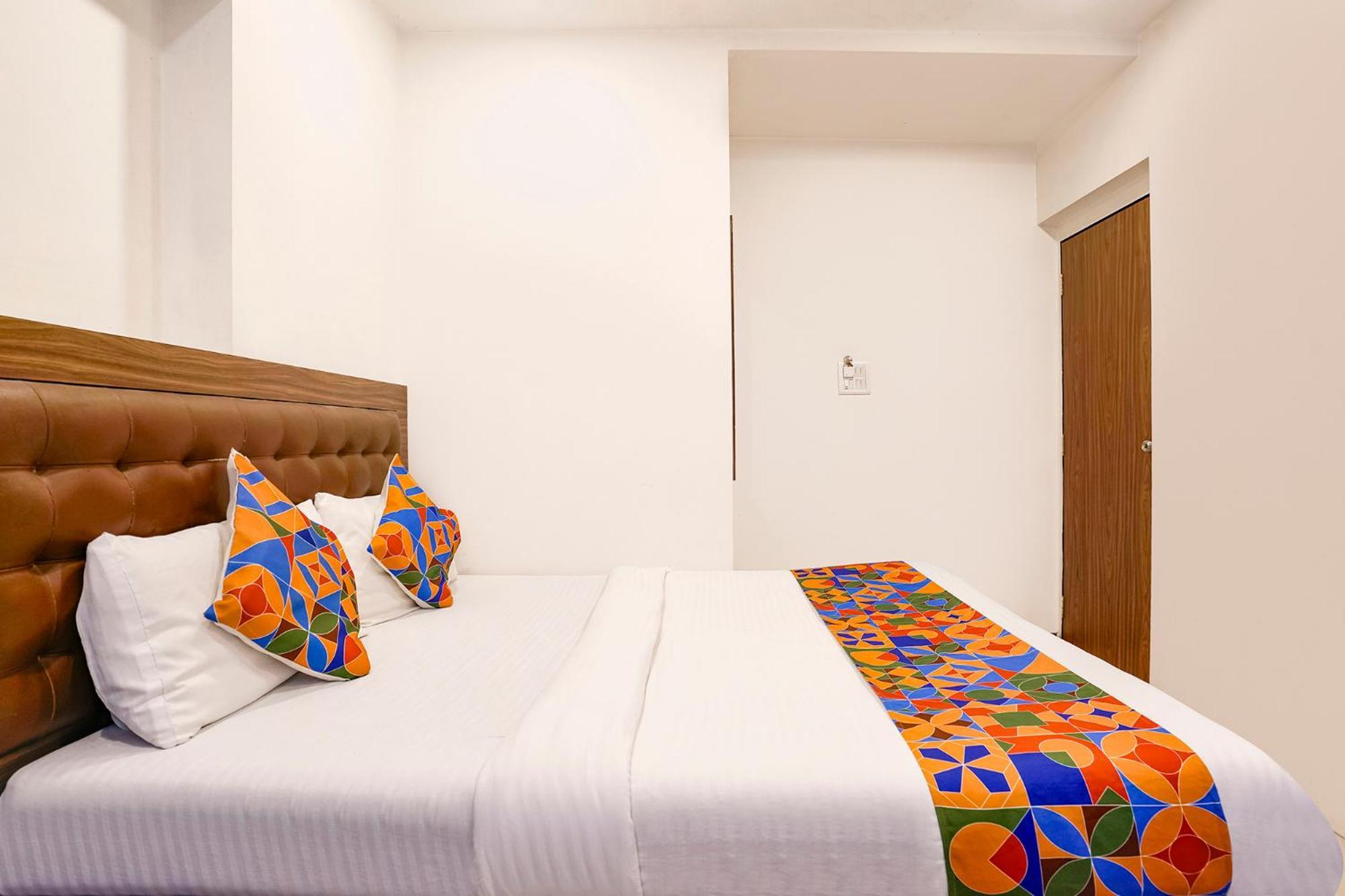 Hotel Fabhotel Shiv Leela Grand 3*