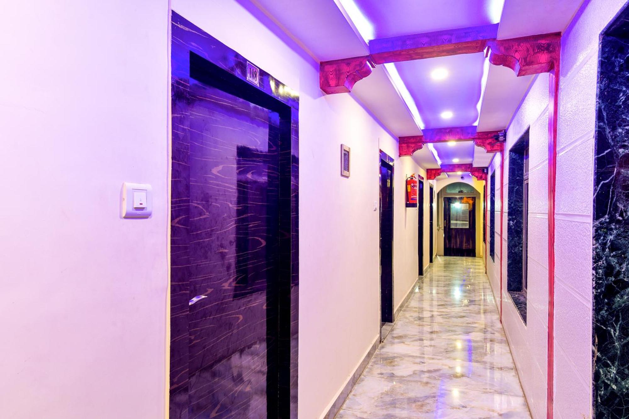 Hotel Deluxe *