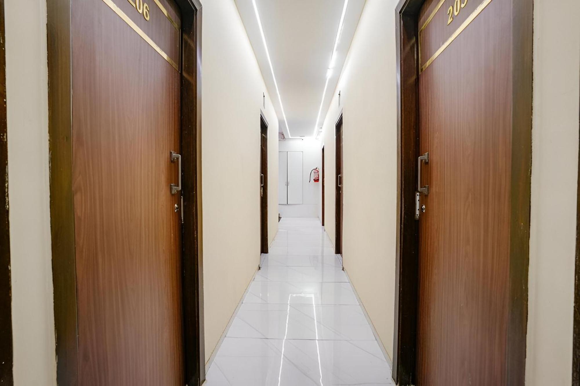Glitz Powai Nr Iit - Powai Guest house