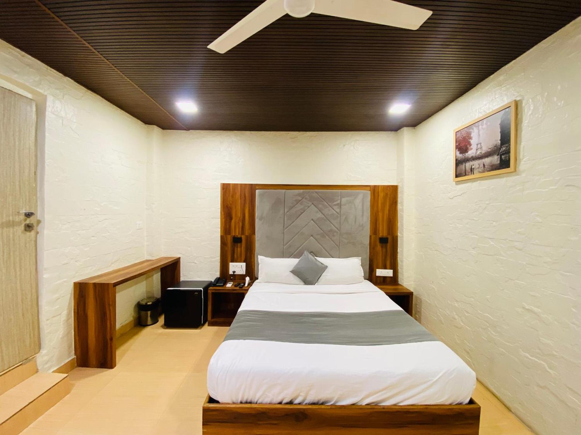 Avk With Kitchen Near Versova Hotel Mumbai
