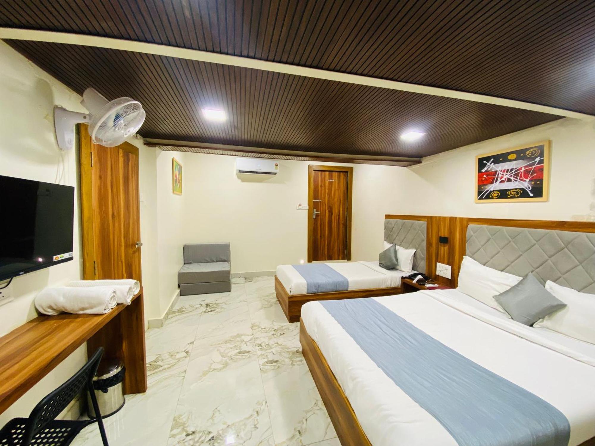 Avk With Kitchen Near Versova Hotel Mumbai