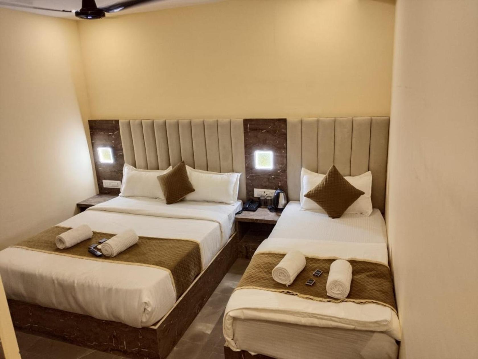 Hotel Hotel Crystal Castle Goregaon West Link Road, Mumbai