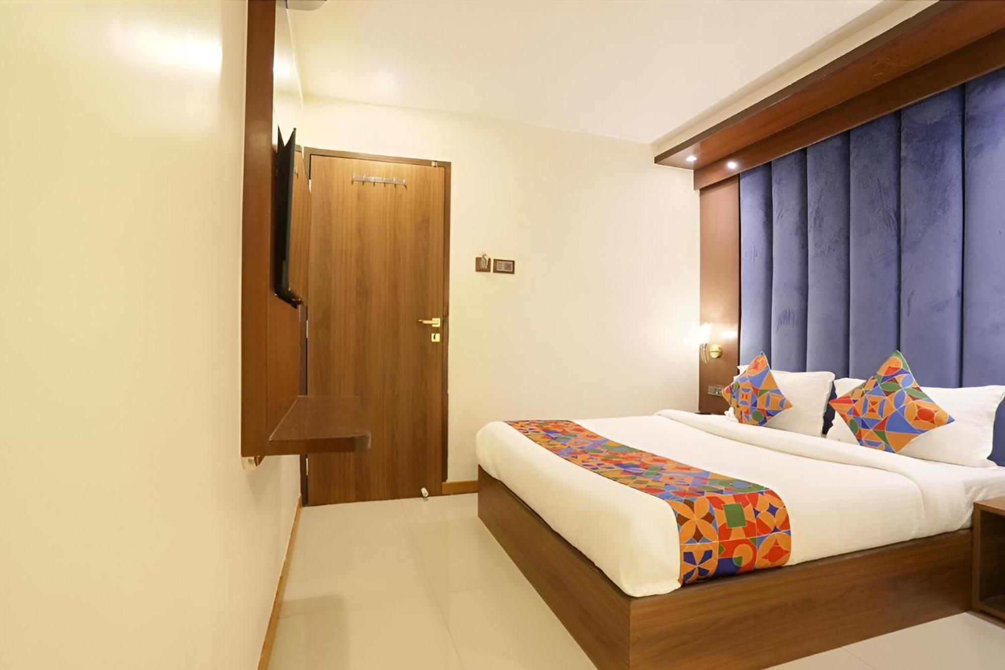 Guest house Glitz The Rio - Nr Solitaire Corporate Business Park