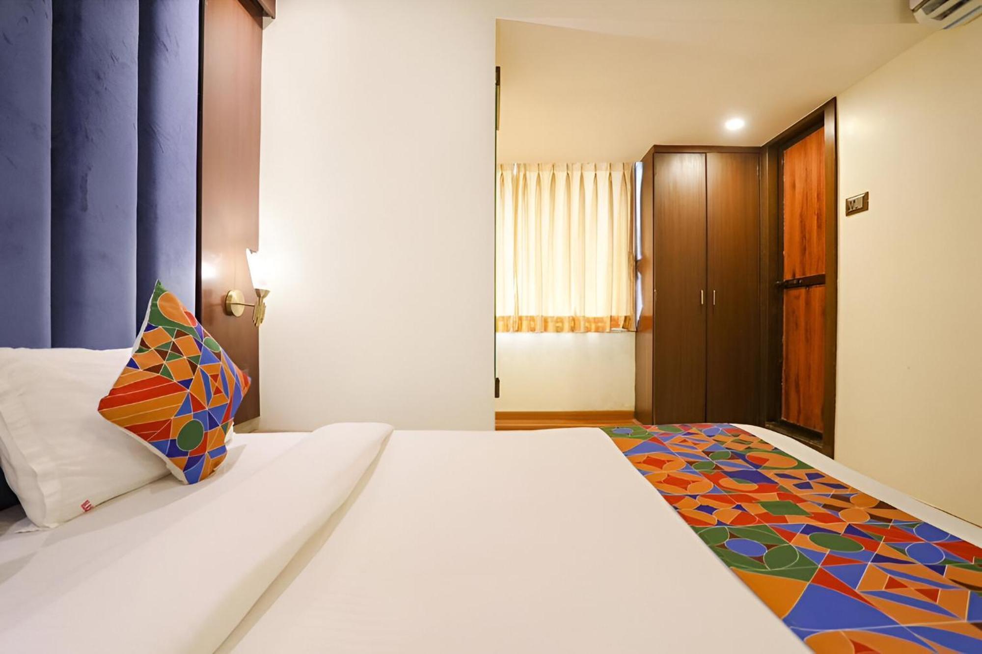 Glitz The Rio - Nr Solitaire Corporate Business Park Guest house