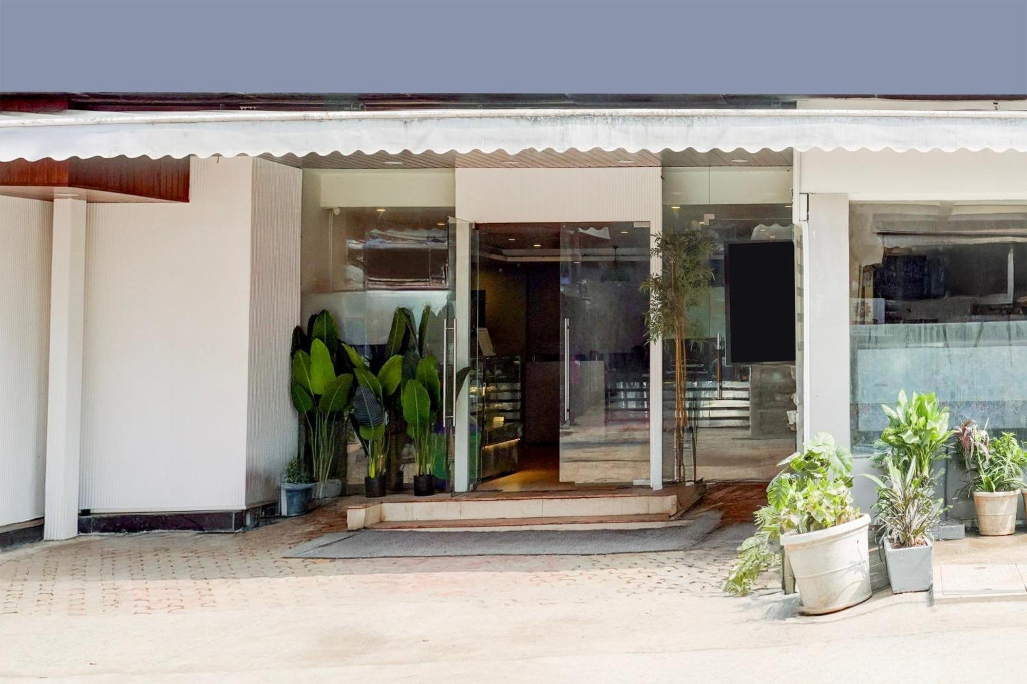 Hotel Super Townhouse Khar The Habitat *