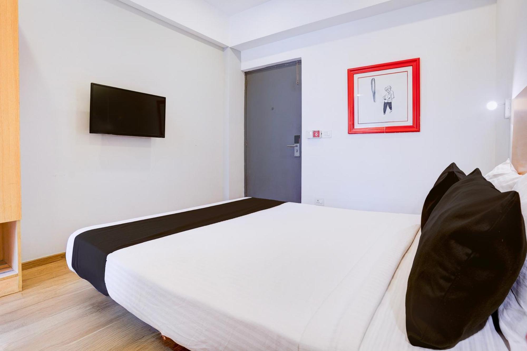 Super Townhouse Khar The Habitat Hotel *