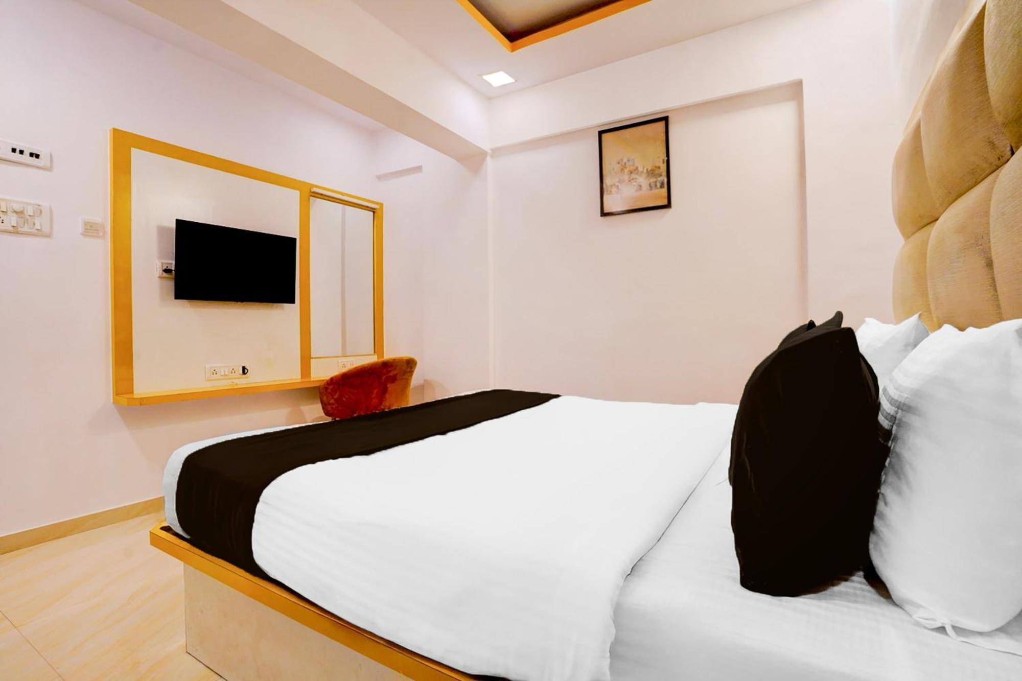 Hotel Collection O Andheri West Near Kokilaben Hospital