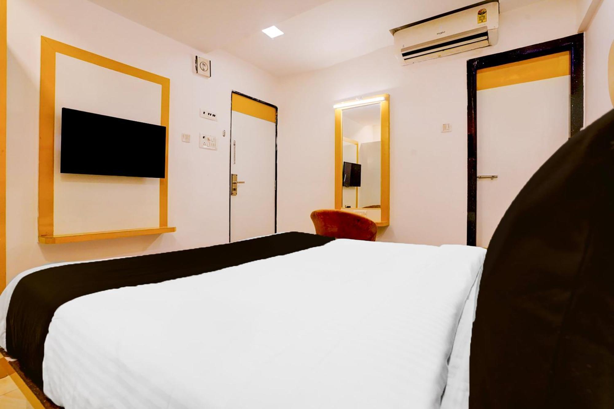 Hotel Collection O Andheri West Near Kokilaben Hospital
