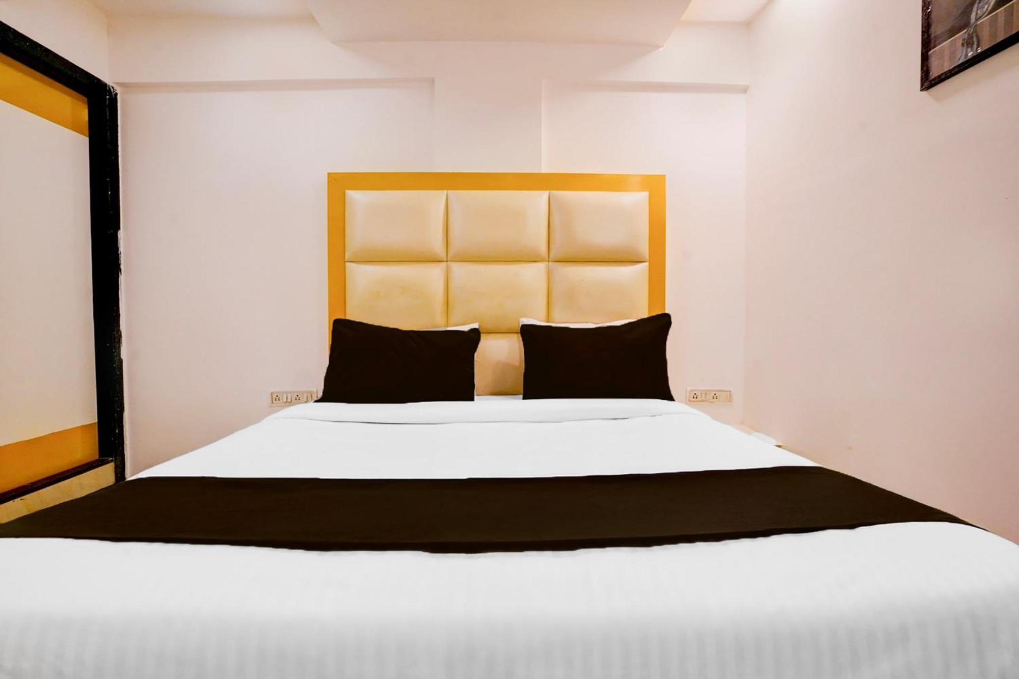 Hotel Collection O Andheri West Near Kokilaben Hospital 3*