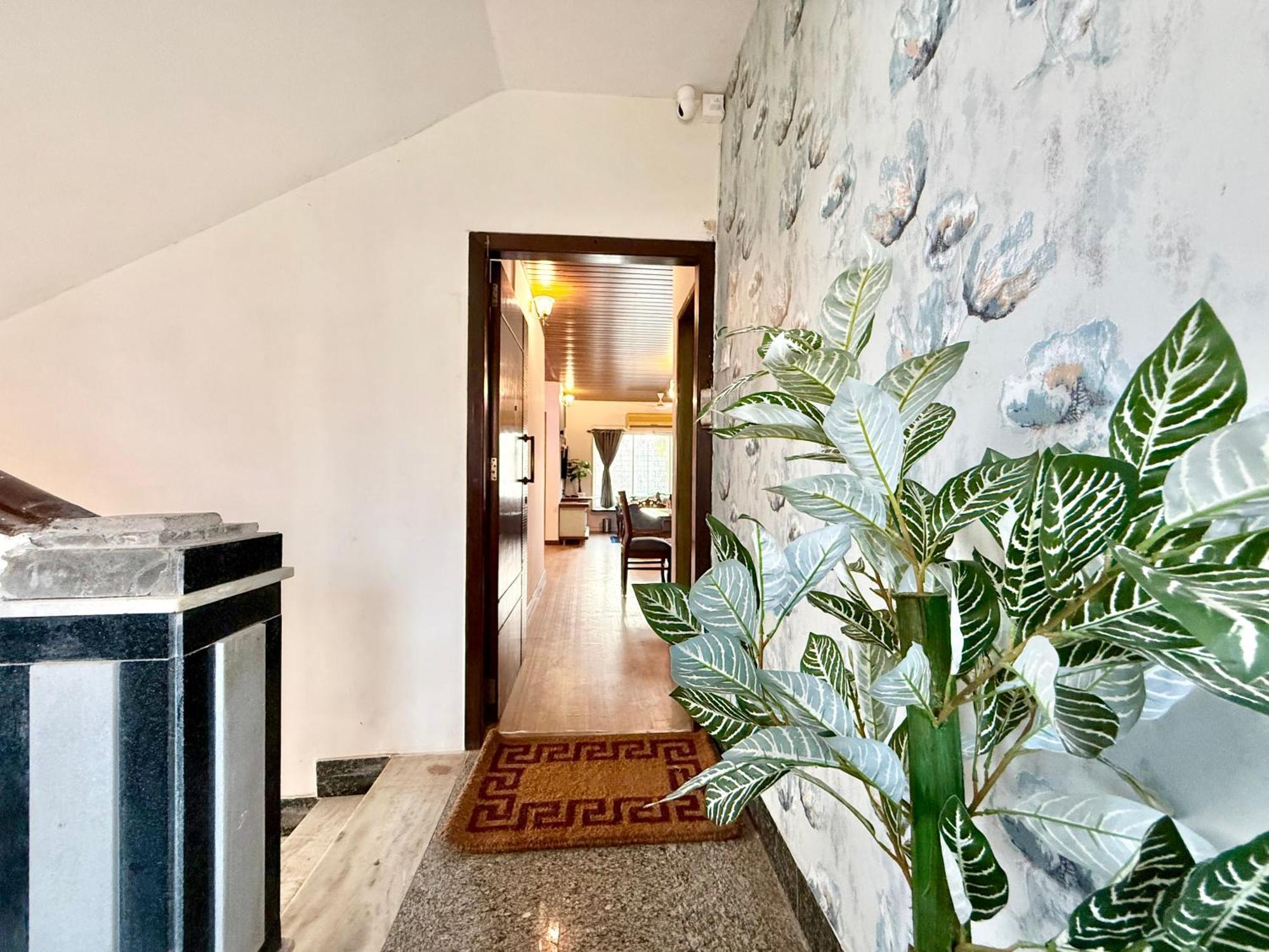 Apartment Lovely 3bhk Serviced Near Iskcon Temple, Juhu