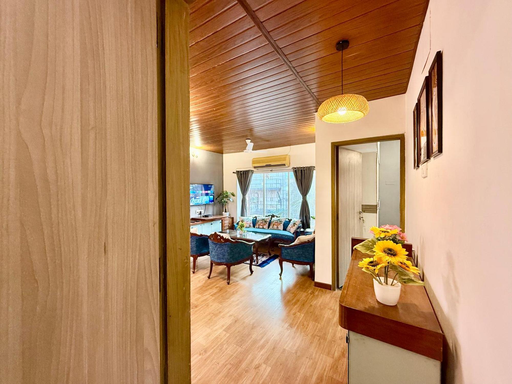 Lovely 3bhk Serviced Near Iskcon Temple, Juhu Apartment
