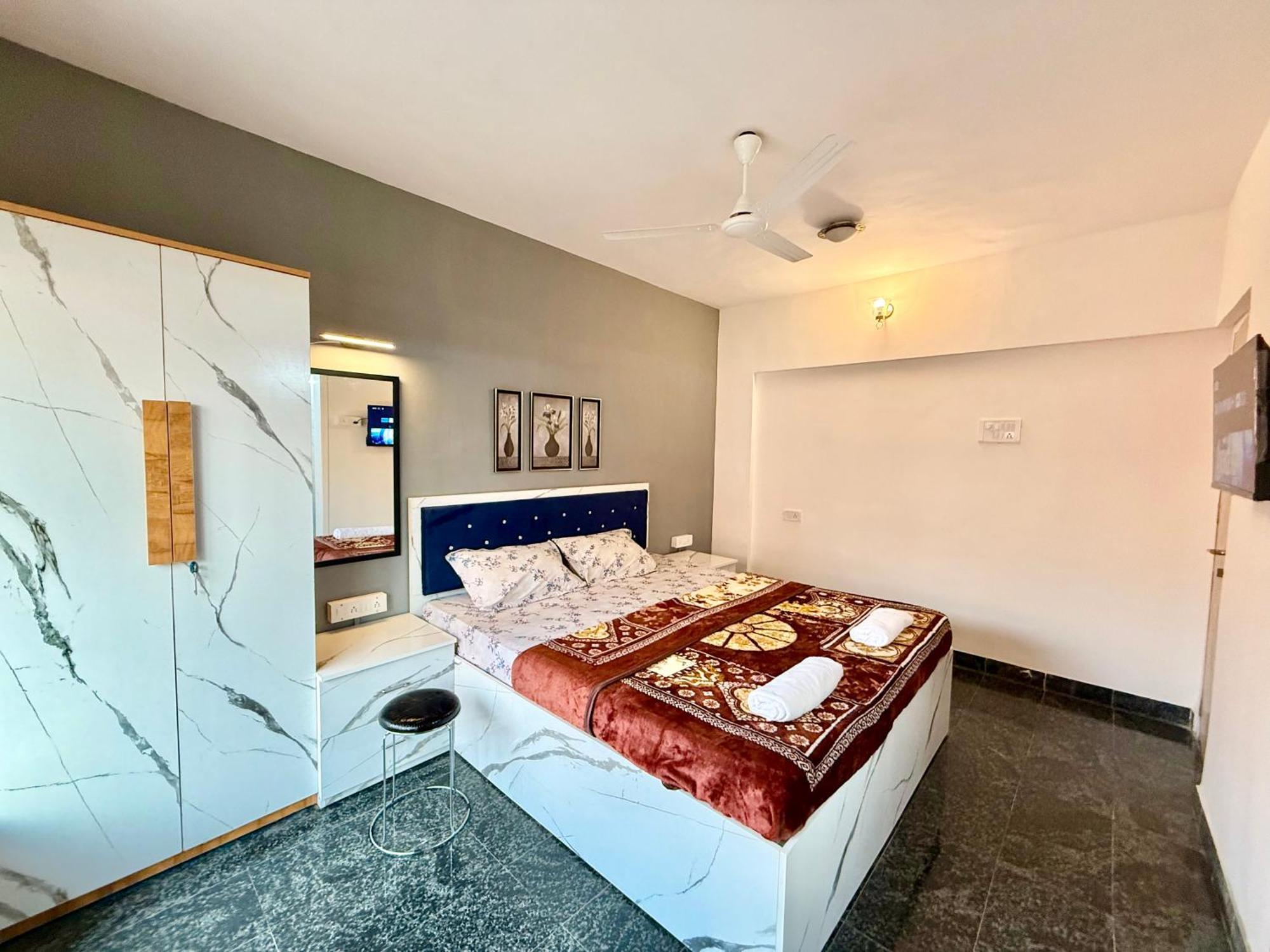Lovely 3bhk Serviced Near Iskcon Temple, Juhu
