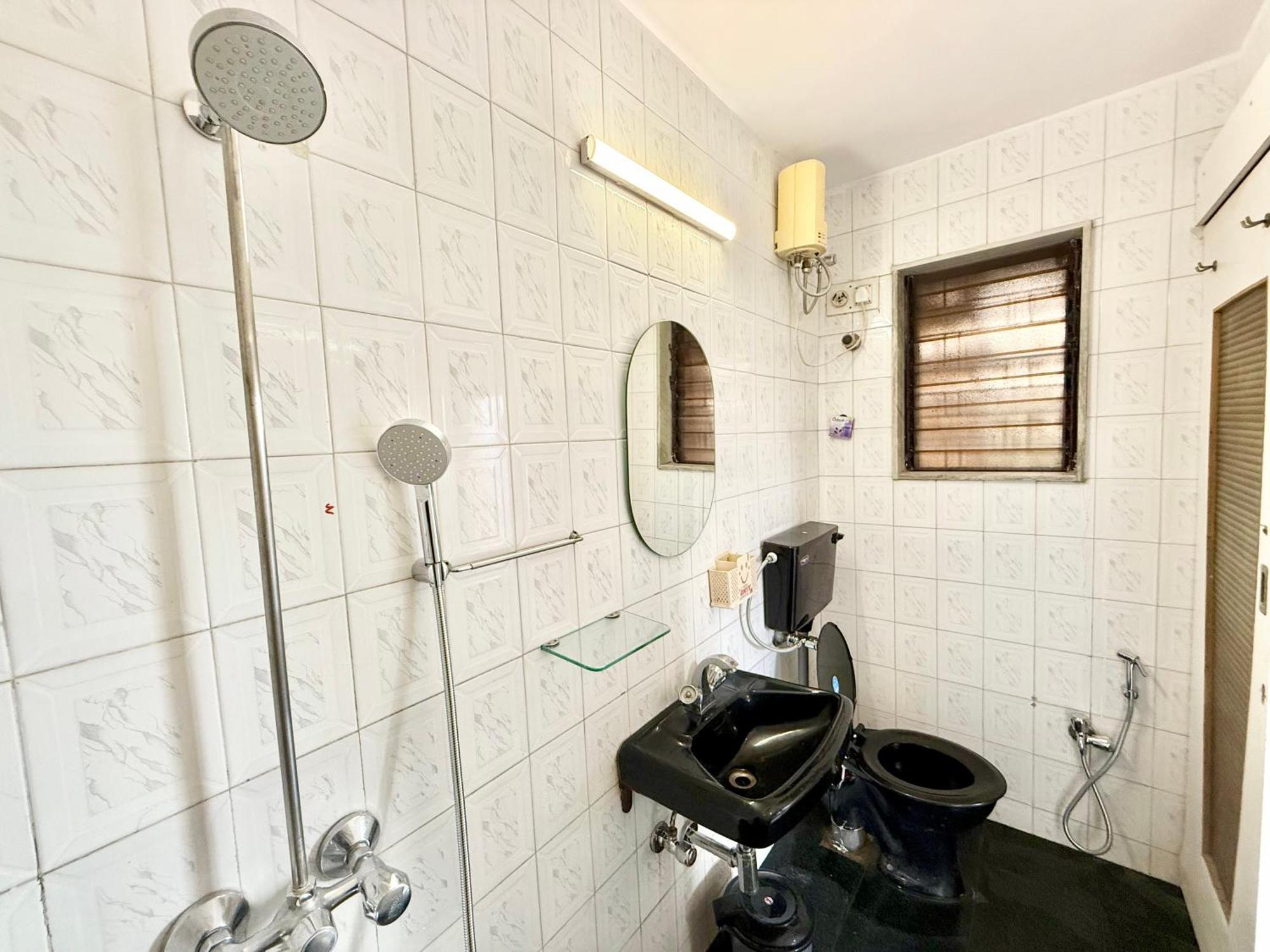 Lovely 3bhk Serviced Near Iskcon Temple, Juhu Apartment *