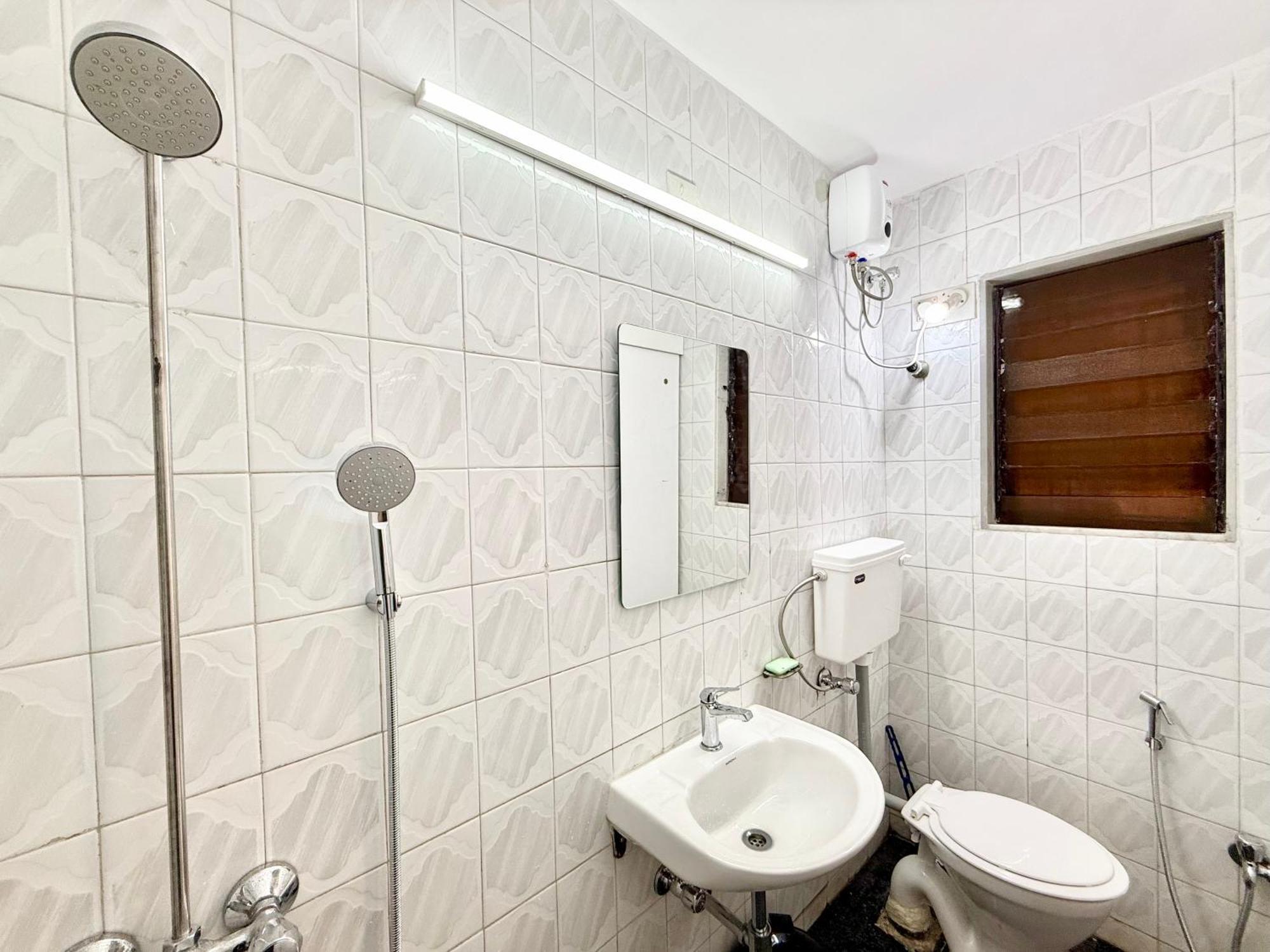Lovely 3bhk Serviced Near Iskcon Temple, Juhu Apartment *