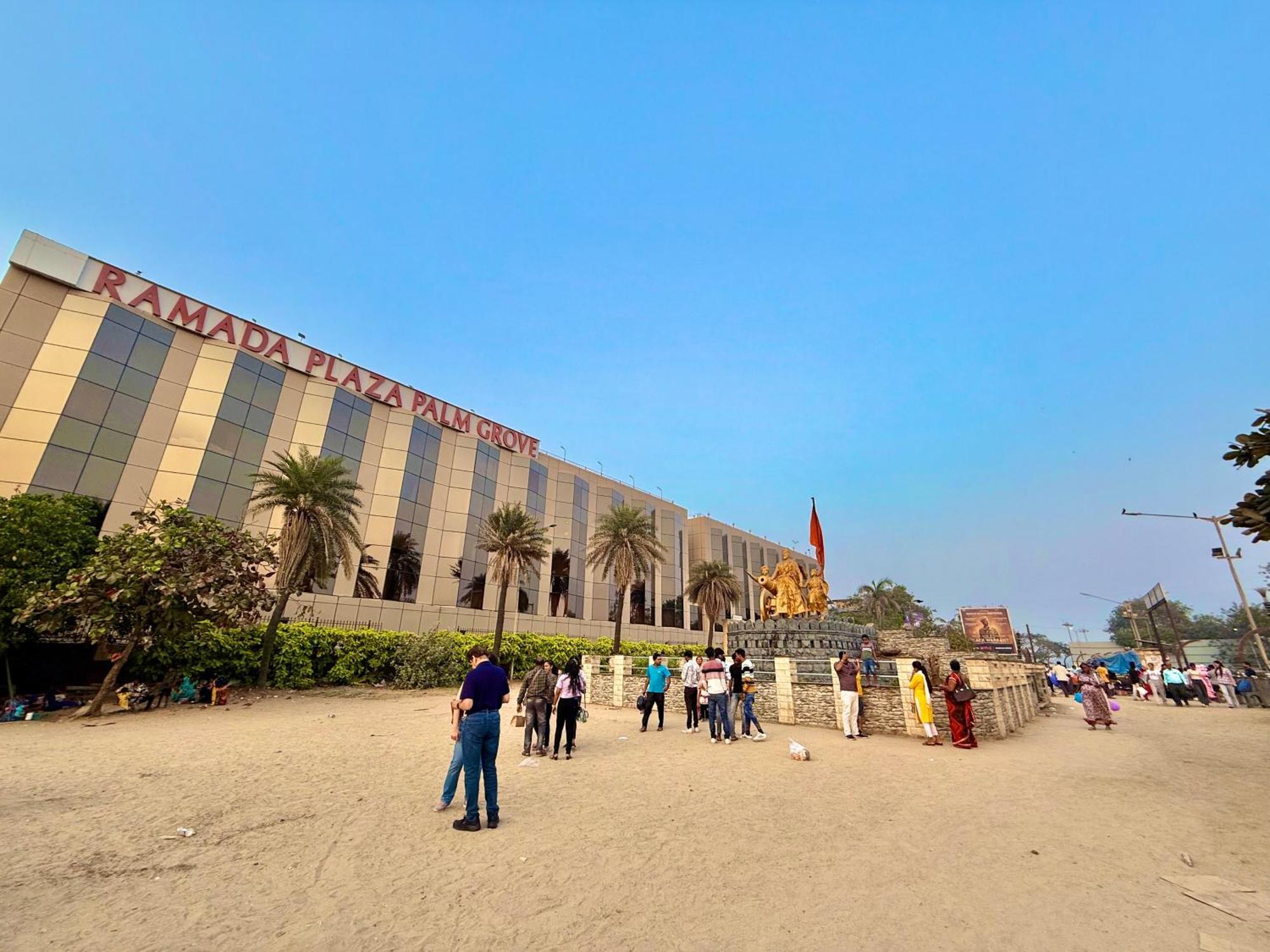 Lovely 3bhk Serviced Near Iskcon Temple, Juhu Apartment