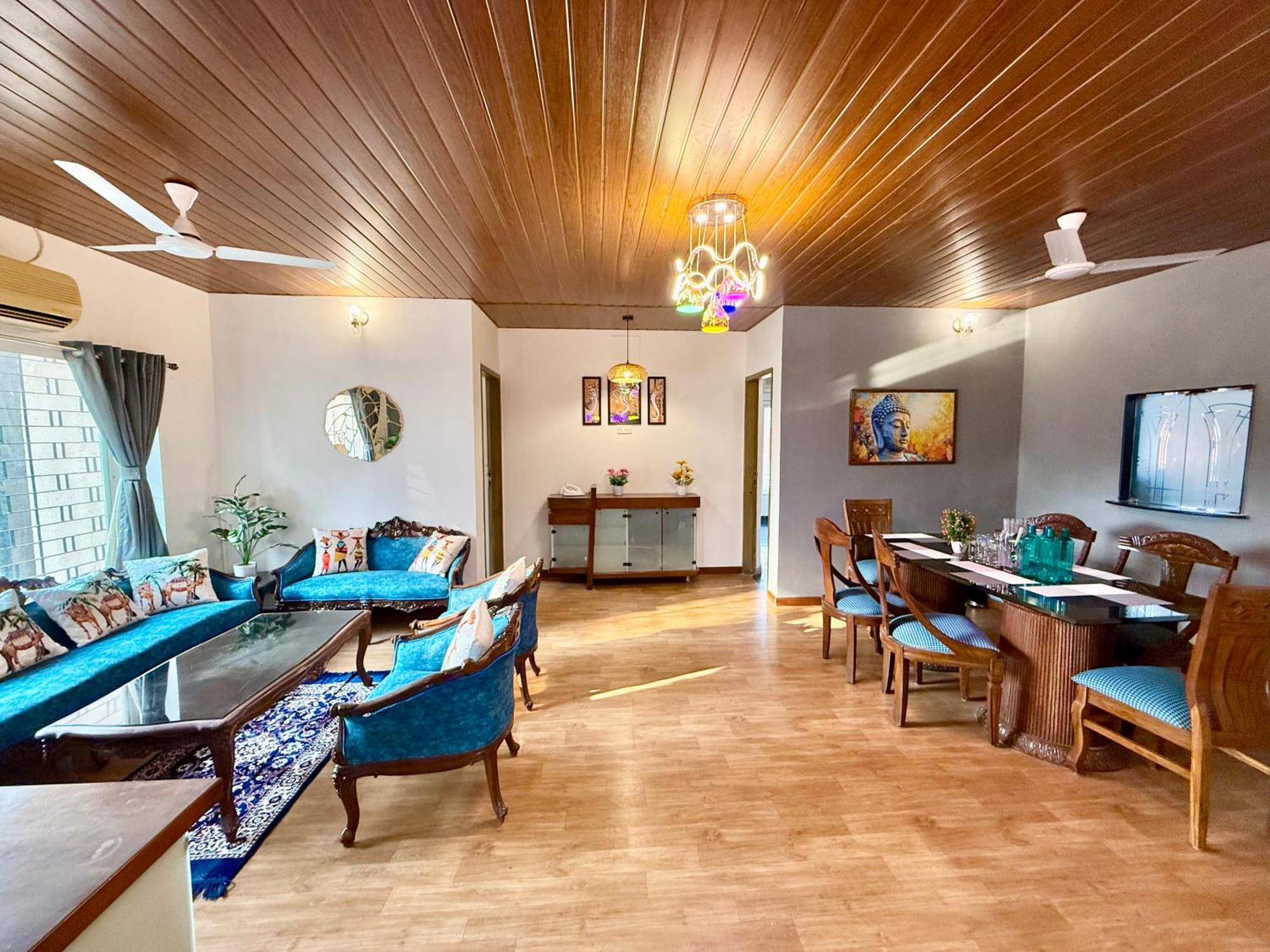 Lovely 3bhk Serviced Near Iskcon Temple, Juhu Apartment *