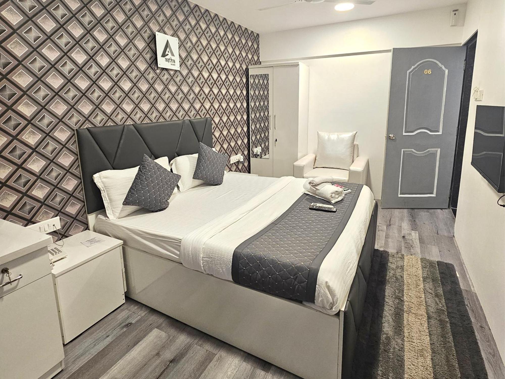 Astha Kandivali Service Guest house *