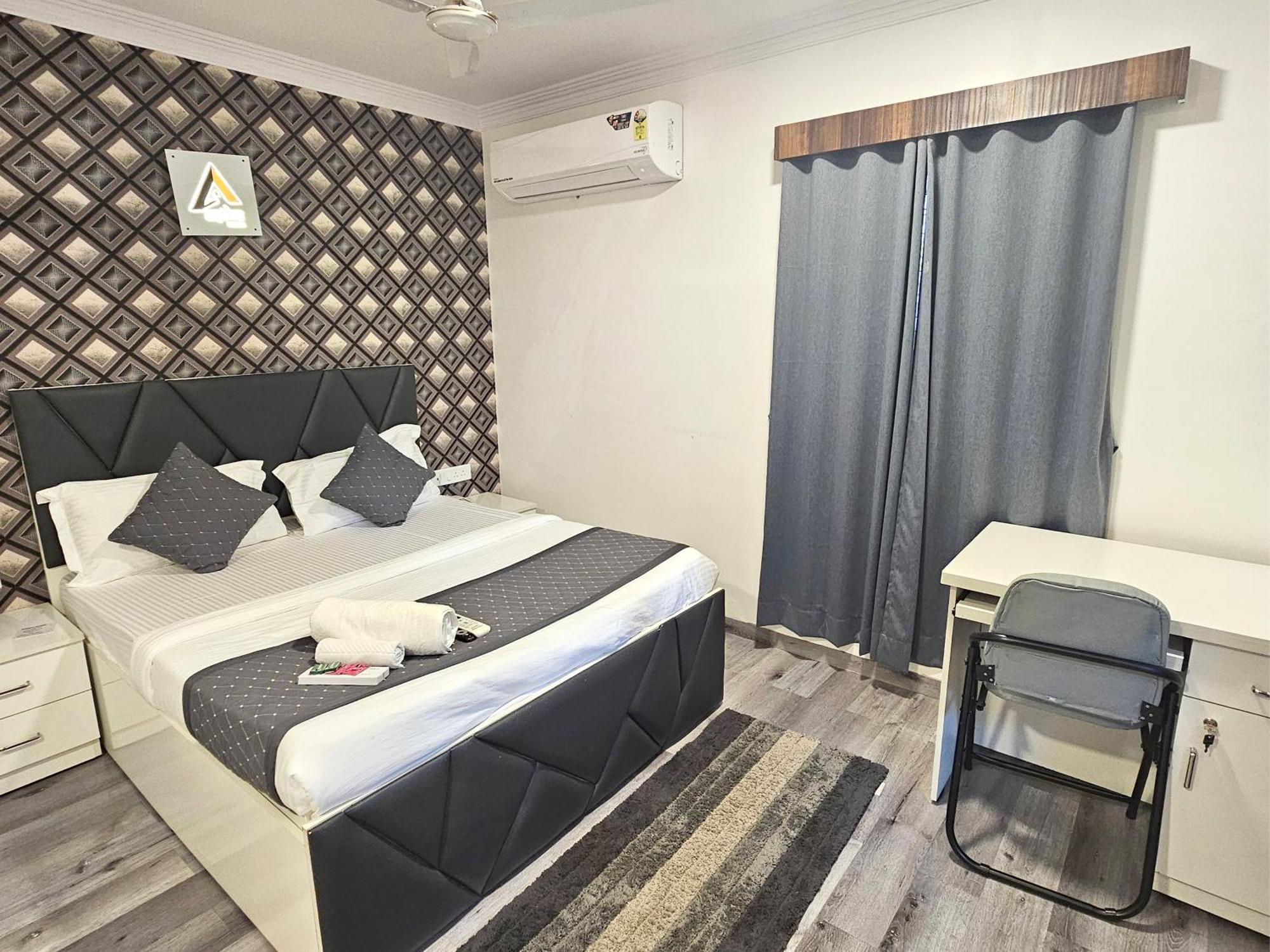 Astha Kandivali Service Guest house *