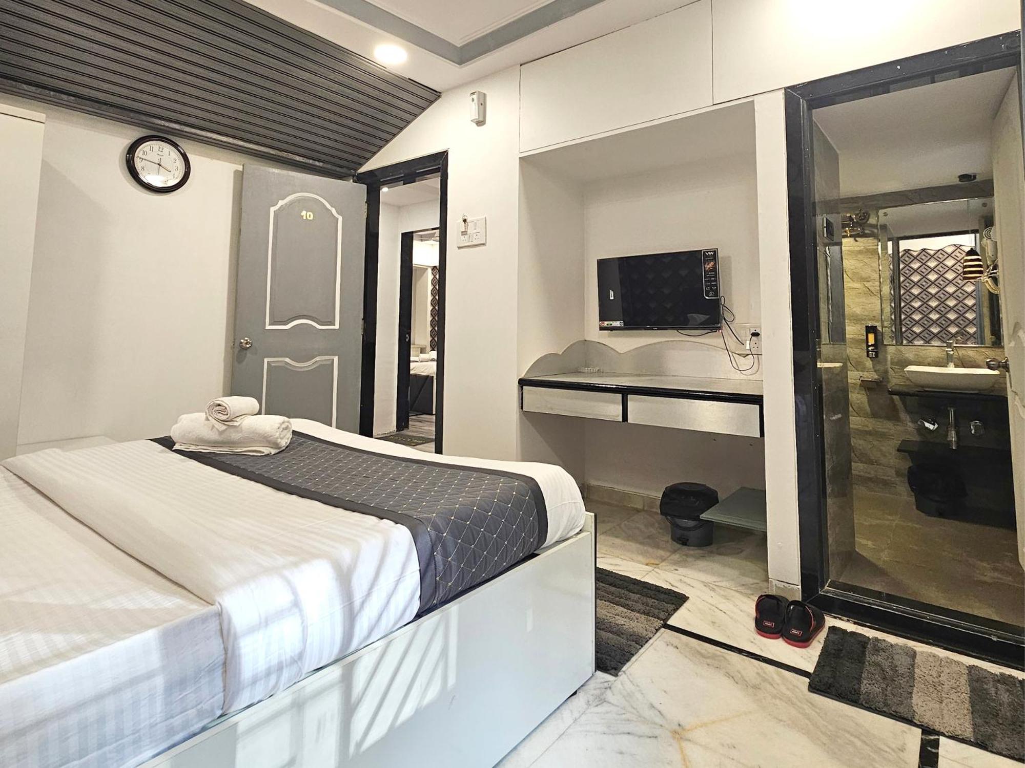 Astha Kandivali Service Guest house