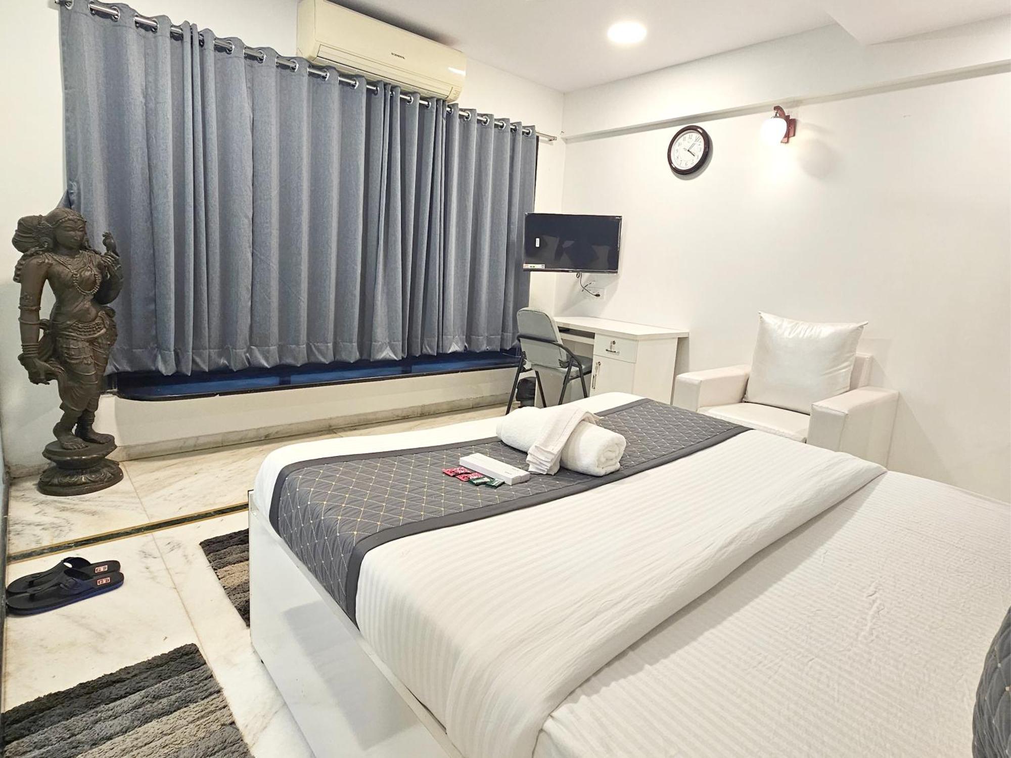 Astha Kandivali Service Guest house *