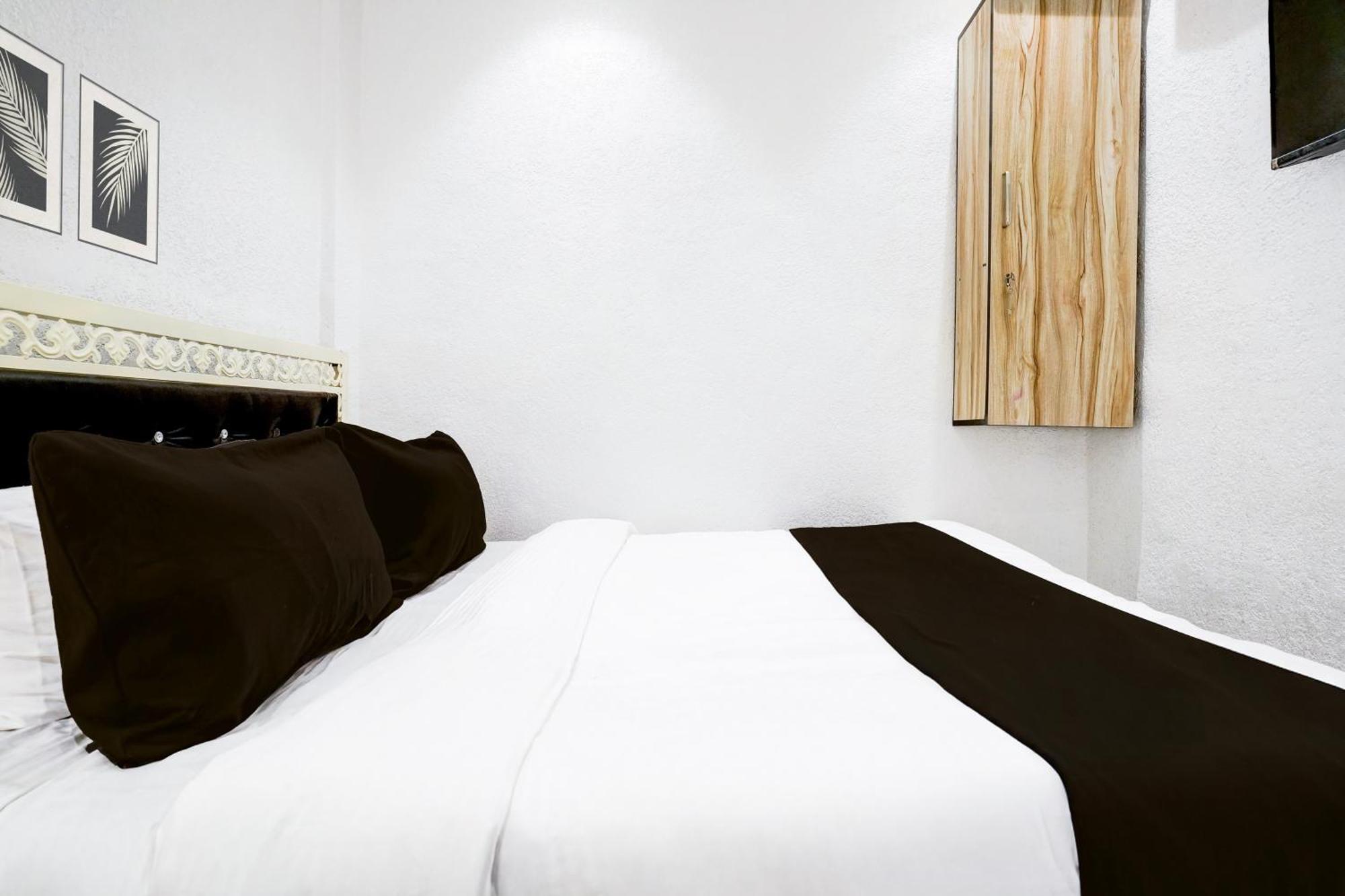 Super O Khar East Near Railway Station Hotel