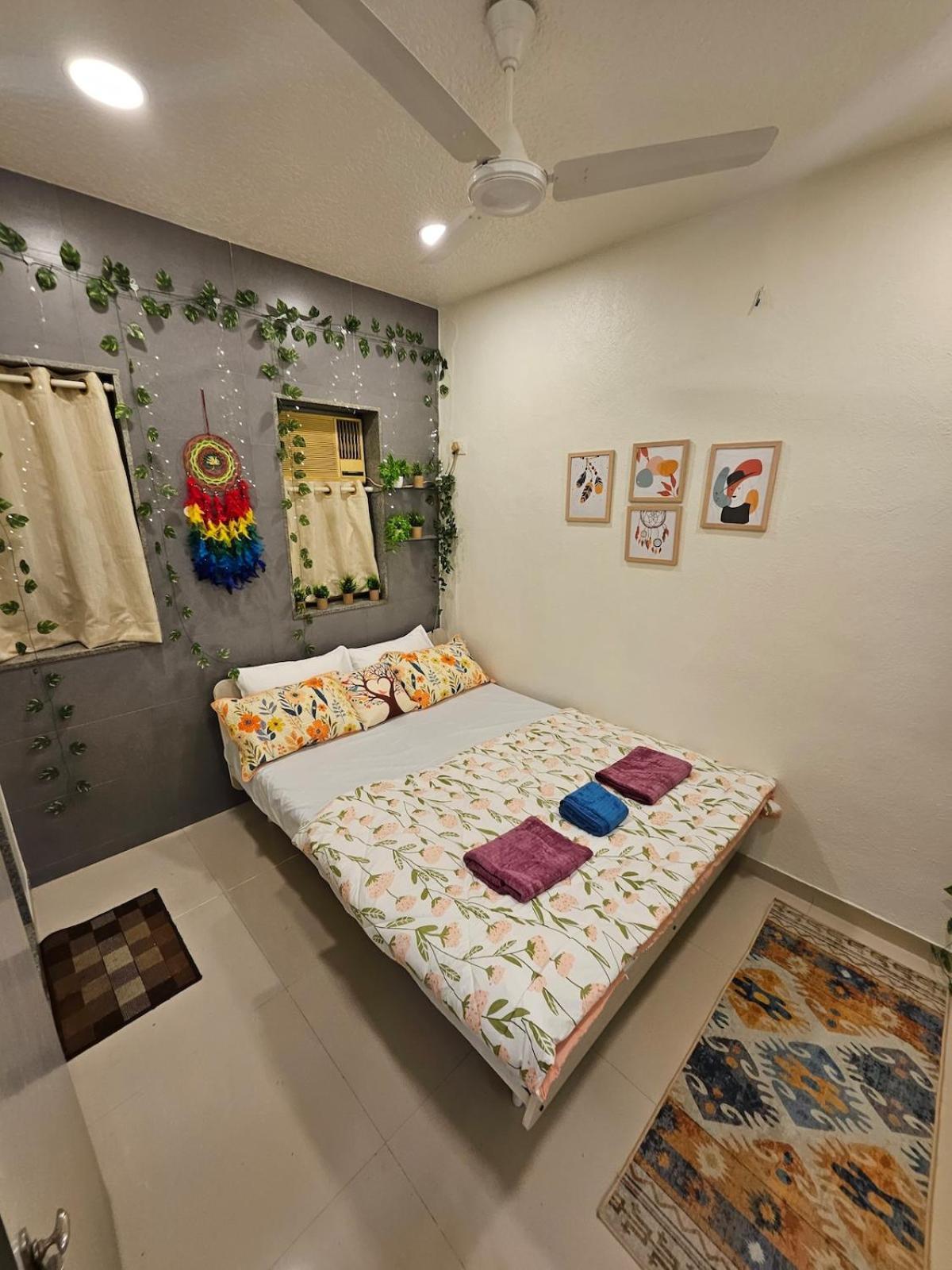 Cozy Rose Peaceful Village Retreat In Bandra Mumbai