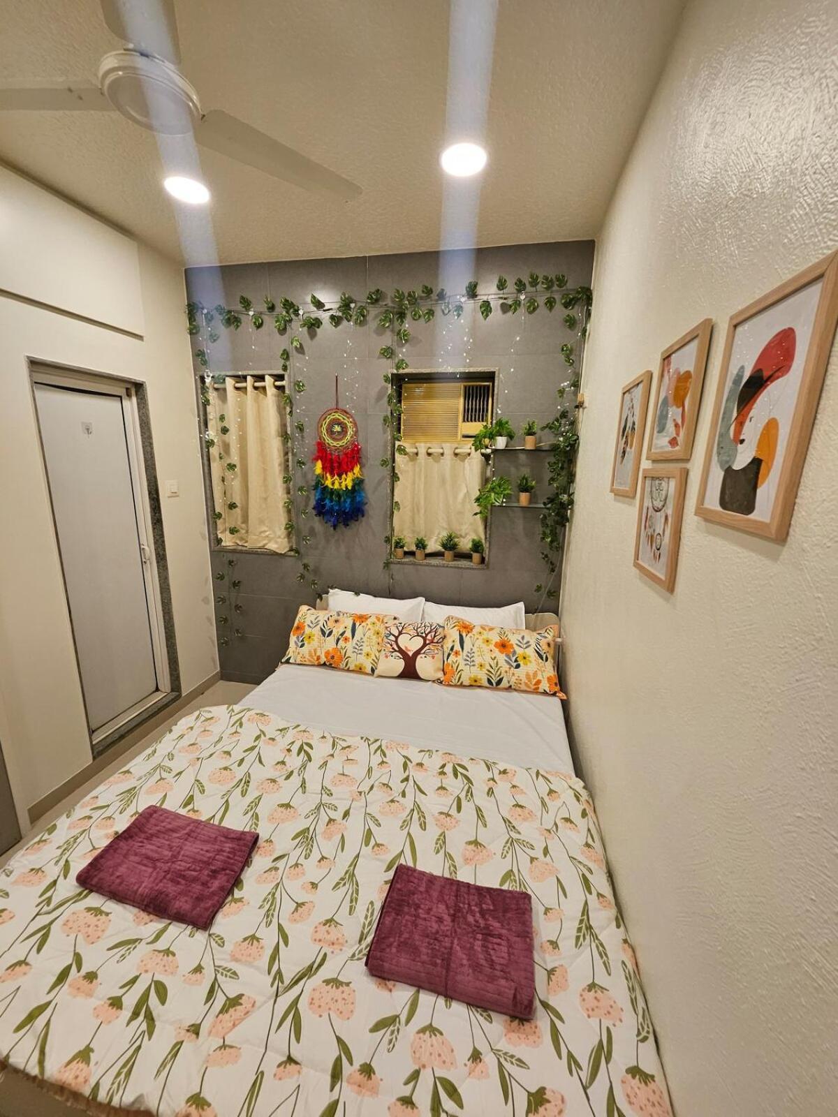 Cozy Rose Peaceful Village Retreat In Bandra Apartment Mumbai