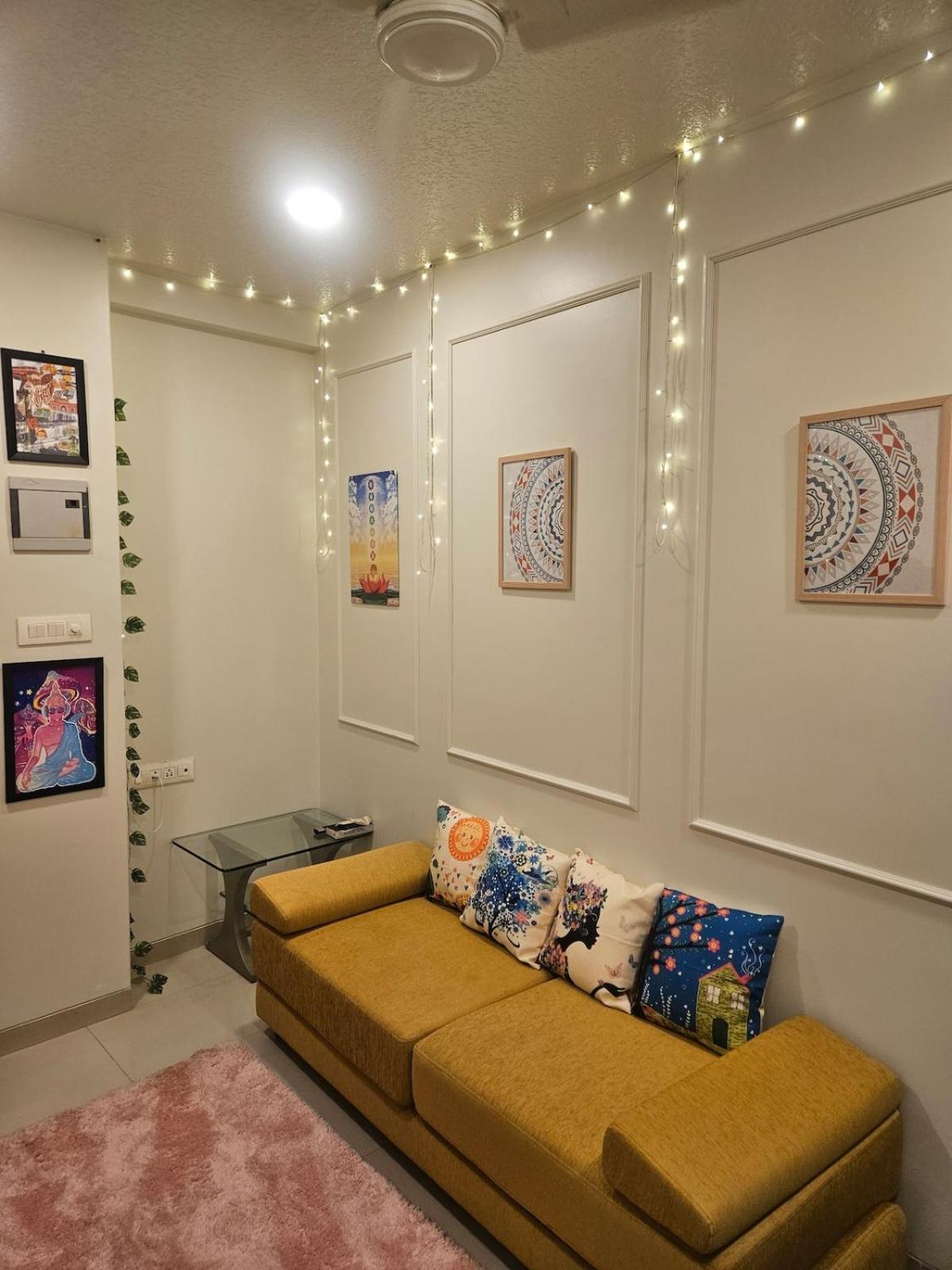 Cozy Rose Peaceful Village Retreat In Bandra Mumbai