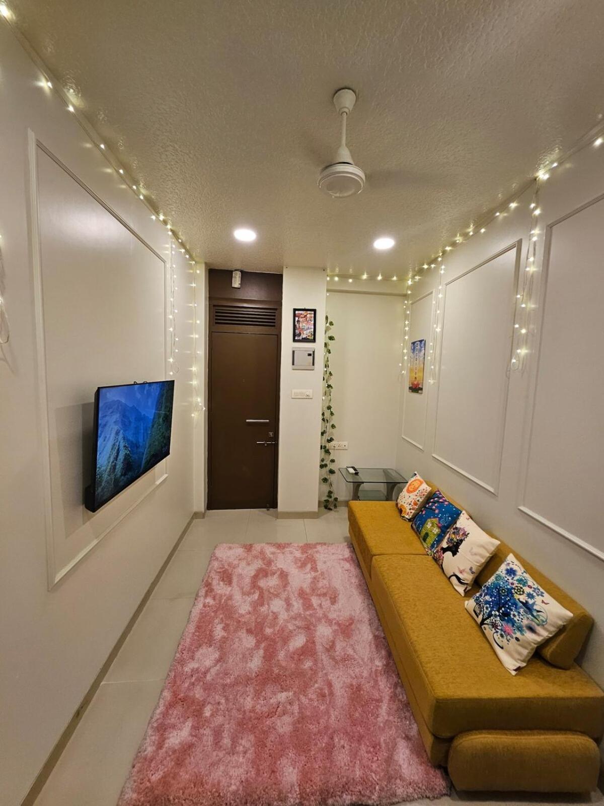 Cozy Rose Peaceful Village Retreat In Bandra *