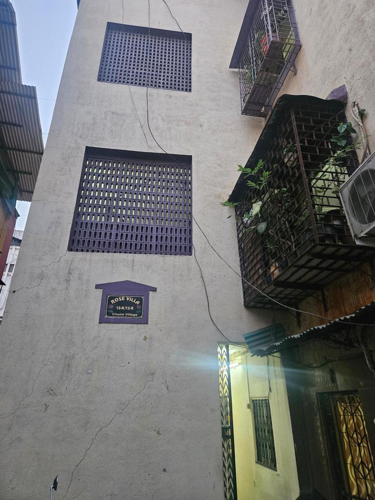 Cozy Rose Peaceful Village Retreat In Bandra Mumbai