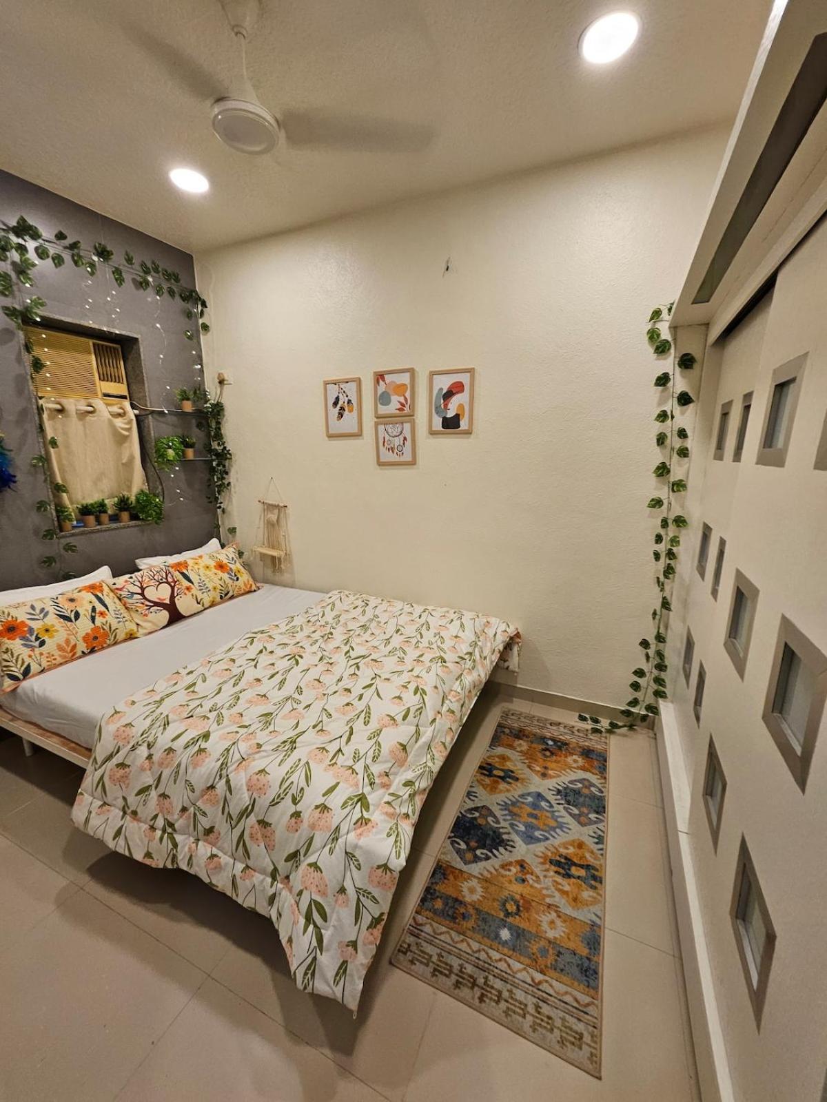 Cozy Rose Peaceful Village Retreat In Bandra * Mumbai