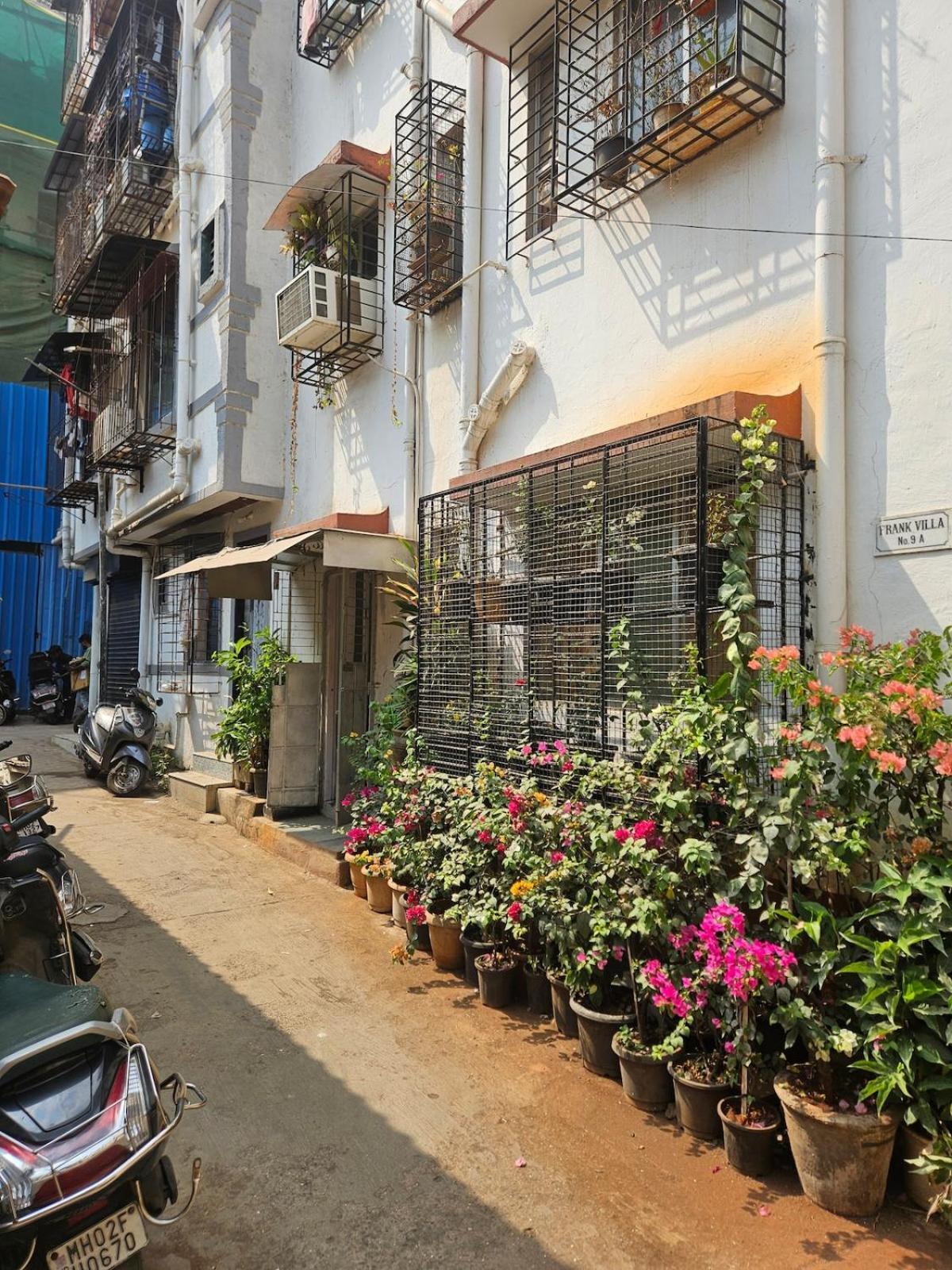 Cozy Rose Peaceful Village Retreat In Bandra Apartment *