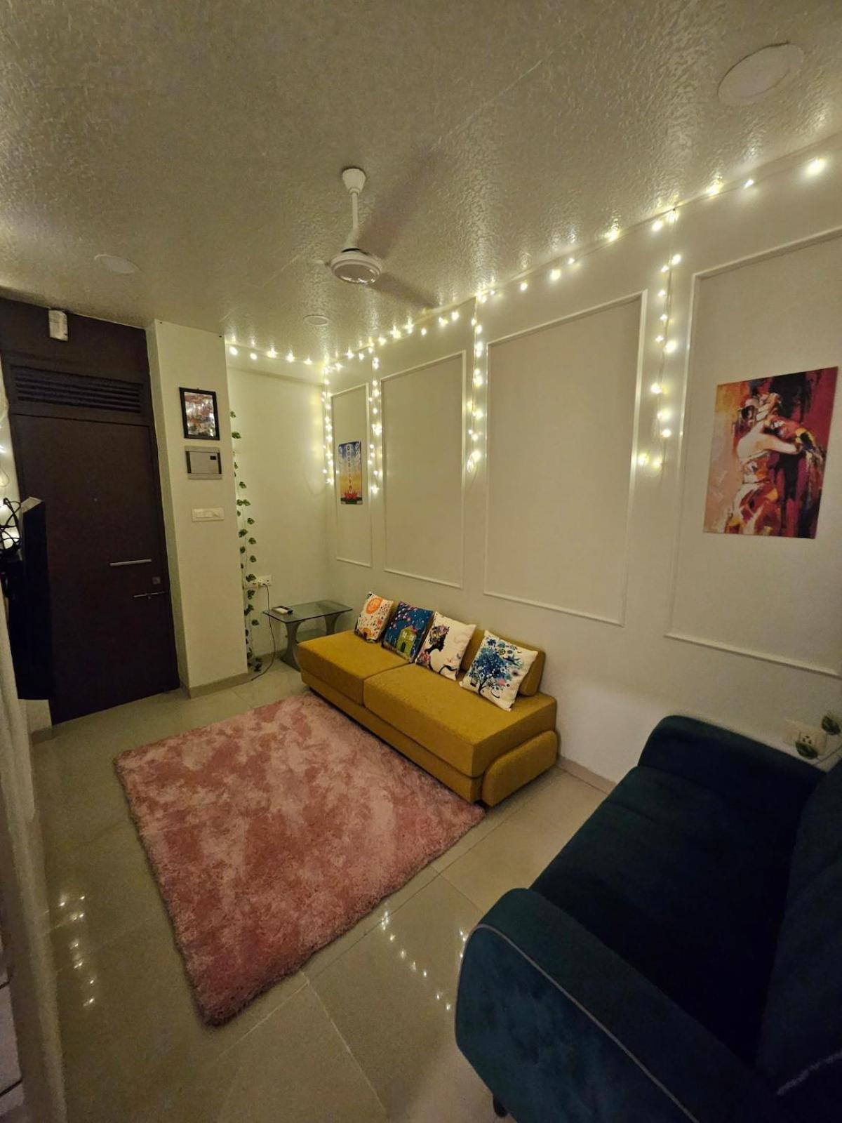 Cozy Rose Peaceful Village Retreat In Bandra