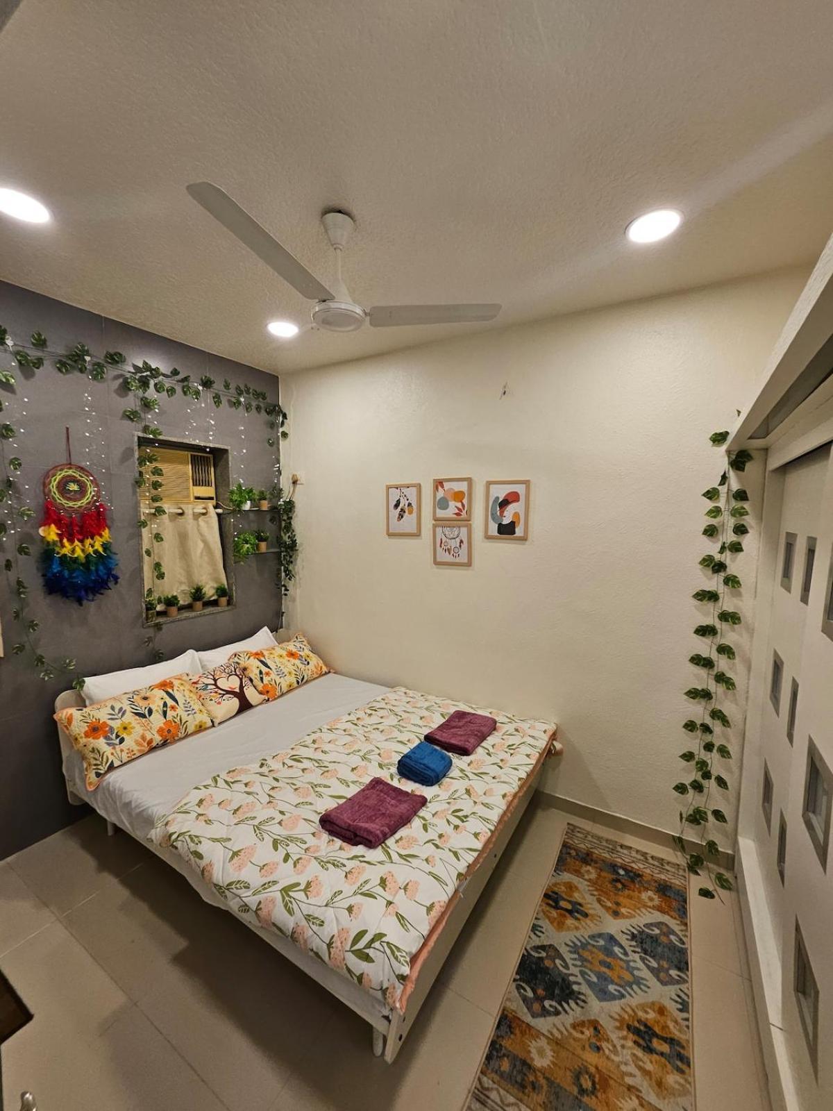 Cozy Rose Peaceful Village Retreat In Bandra Apartment