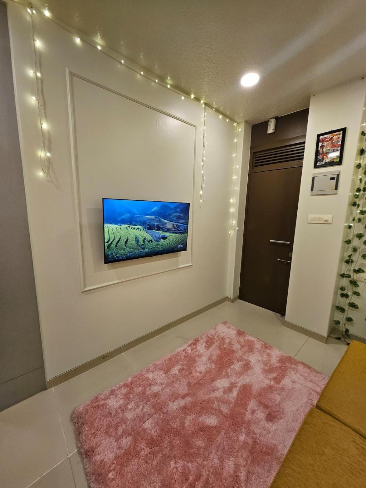 Cozy Rose Peaceful Village Retreat In Bandra Apartment Mumbai