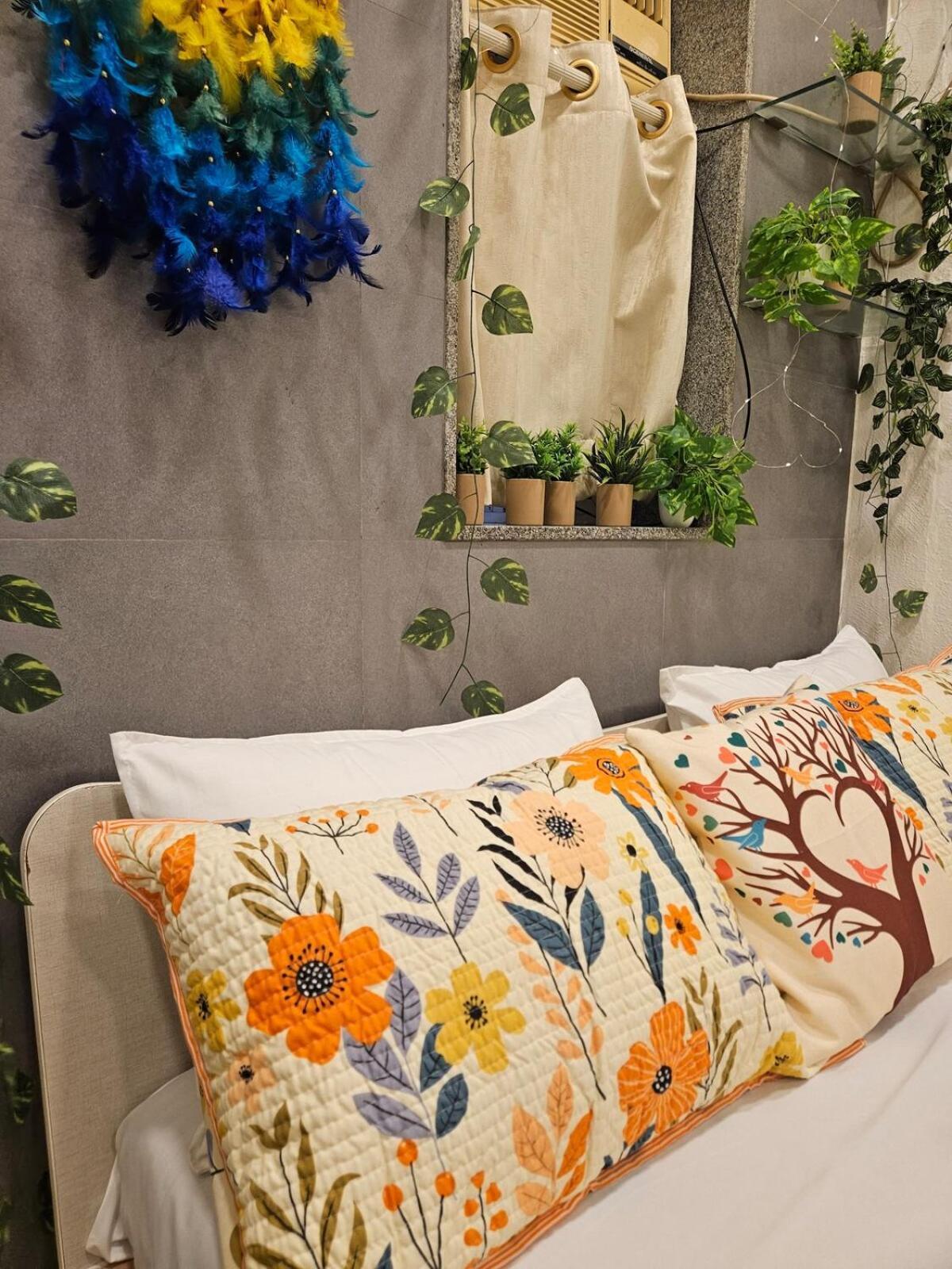Cozy Rose Peaceful Village Retreat In Bandra * Mumbai