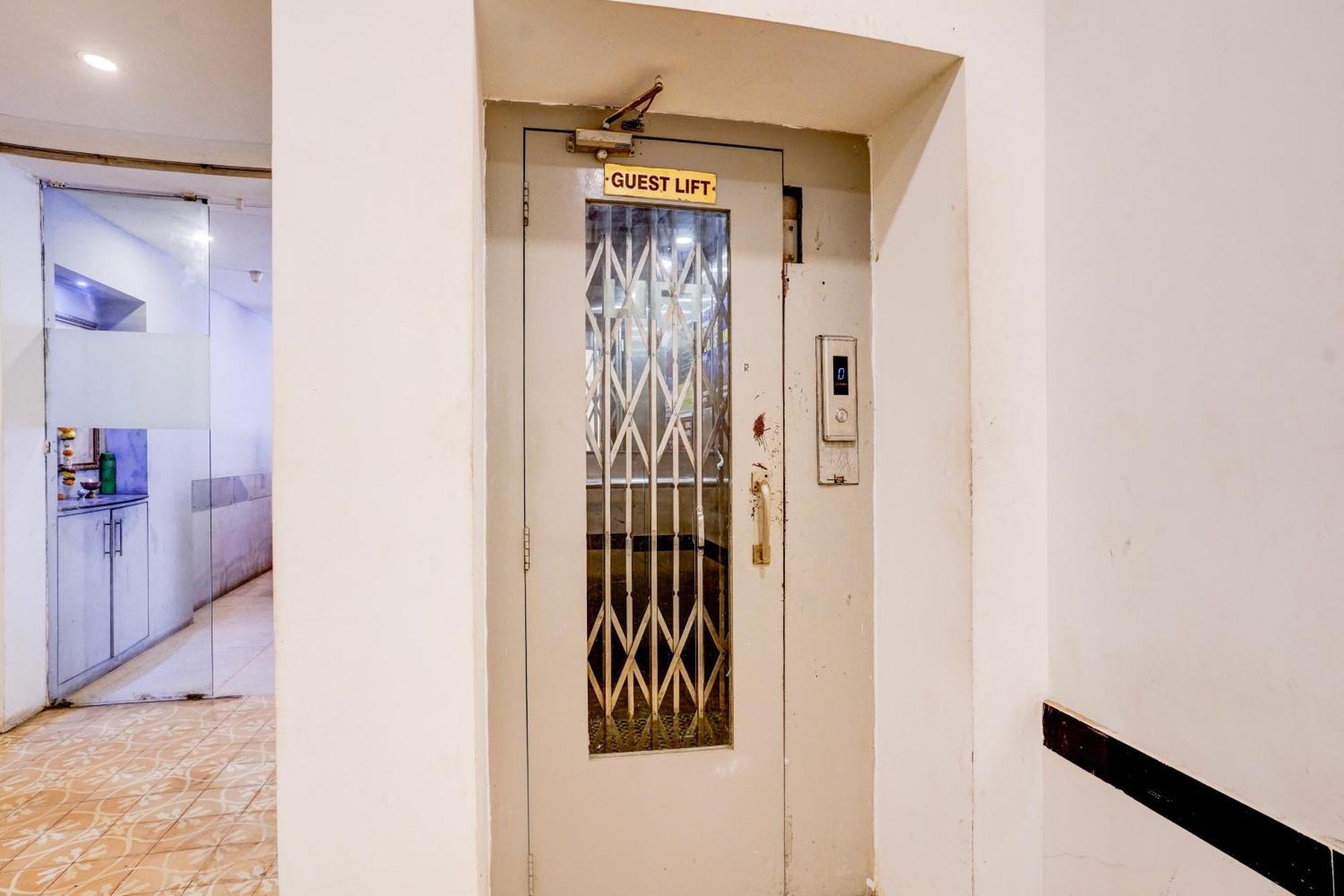 Super Townhouse Khar The Unicontinental Hotel 3*